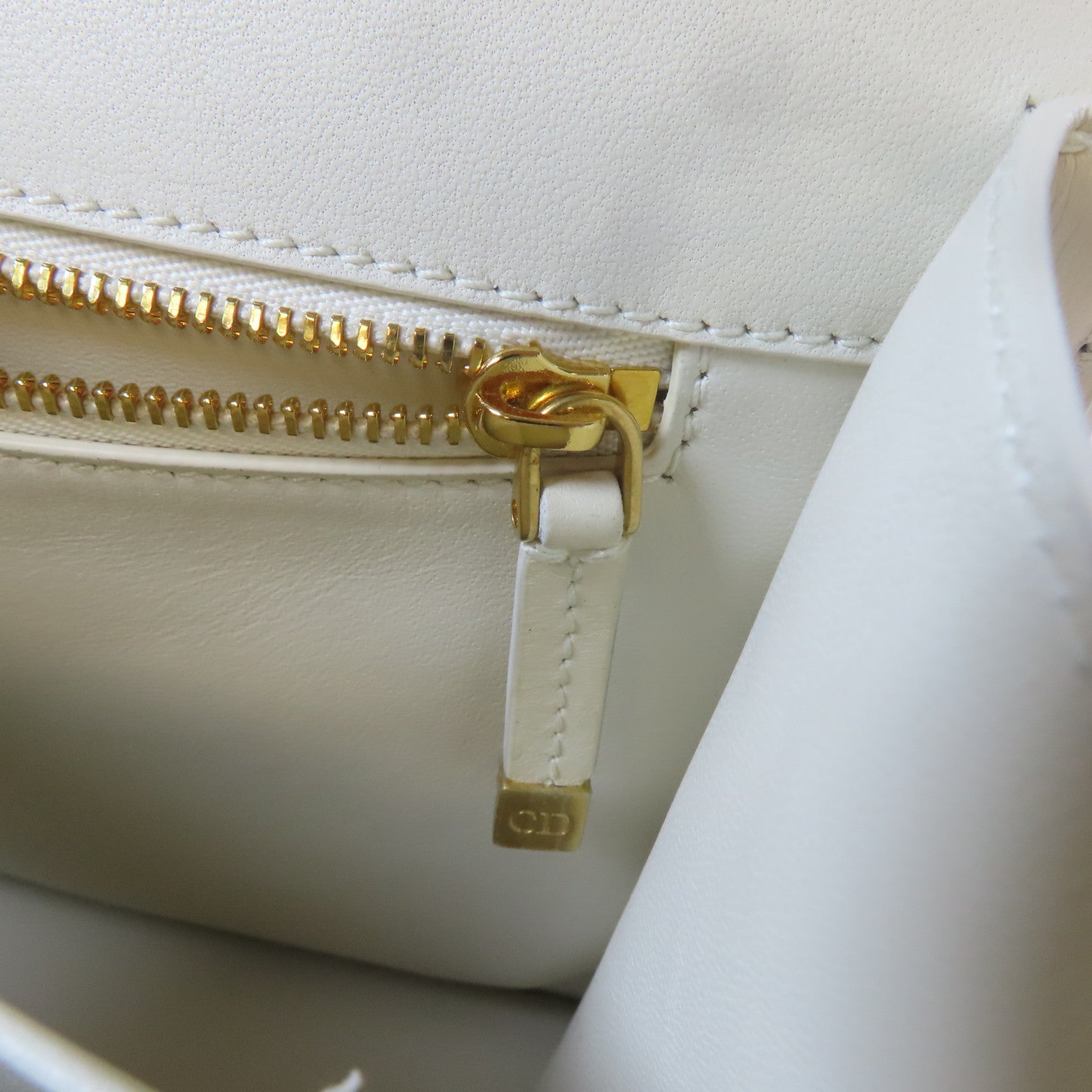 Dior 牛皮皮革30 Montaigne金扣肩背袋白色