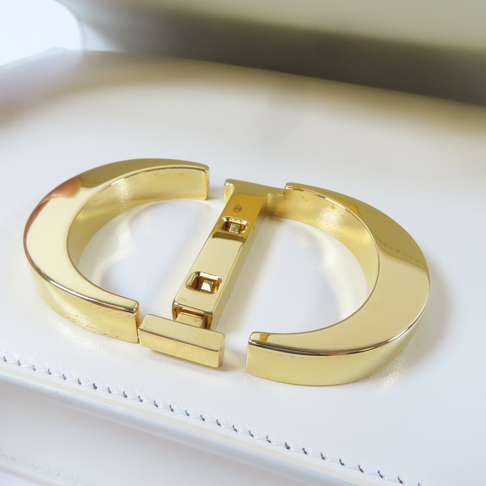Dior 牛皮皮革30 Montaigne金扣肩背袋白色