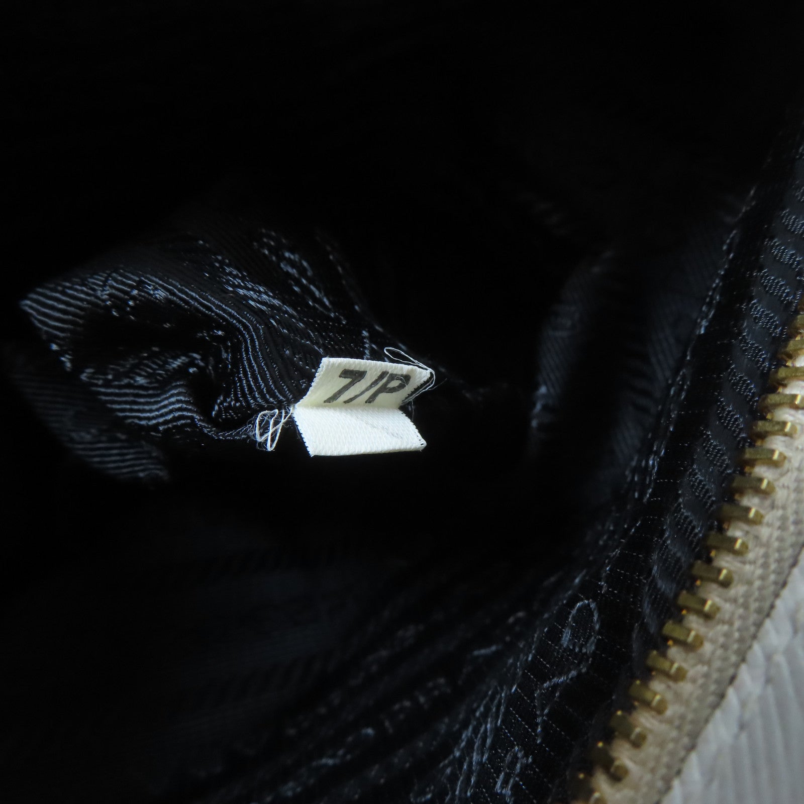 PRADA 【激減優惠】Saffiano皮革Galleria金扣手挽肩背兩用袋黑色/白色