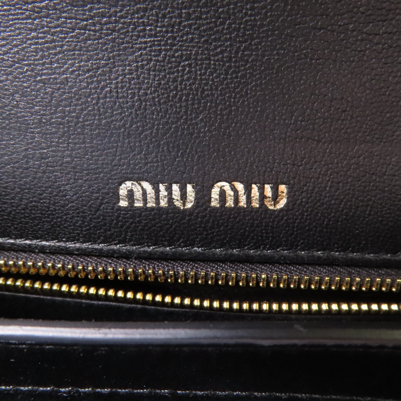 Miu Miu 皮革Embossed金扣鏈帶手挽肩背兩用袋