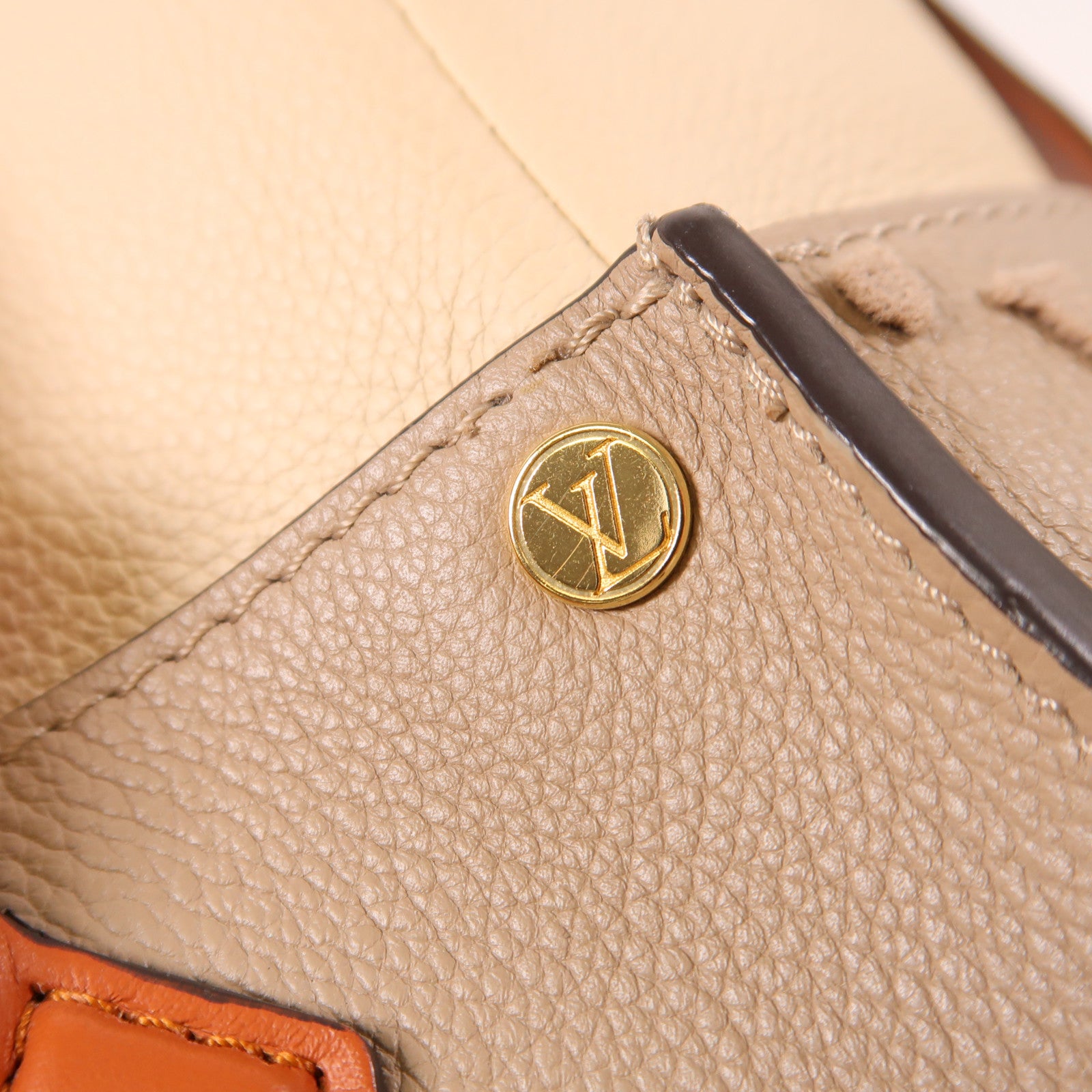 LOUIS VUITTON 牛皮皮革On My Side MM金扣手挽袋