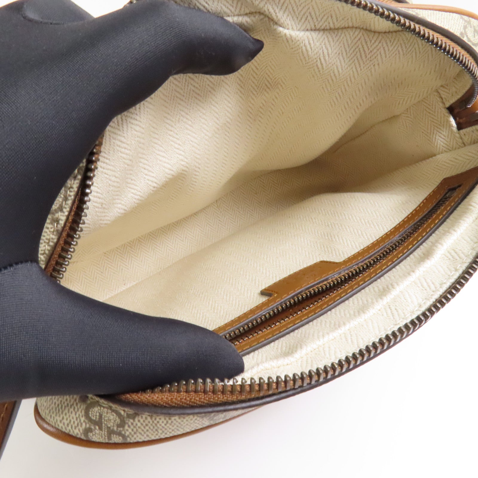 GUCCI 塗層帆布GG Emblem Medium金扣肩背袋