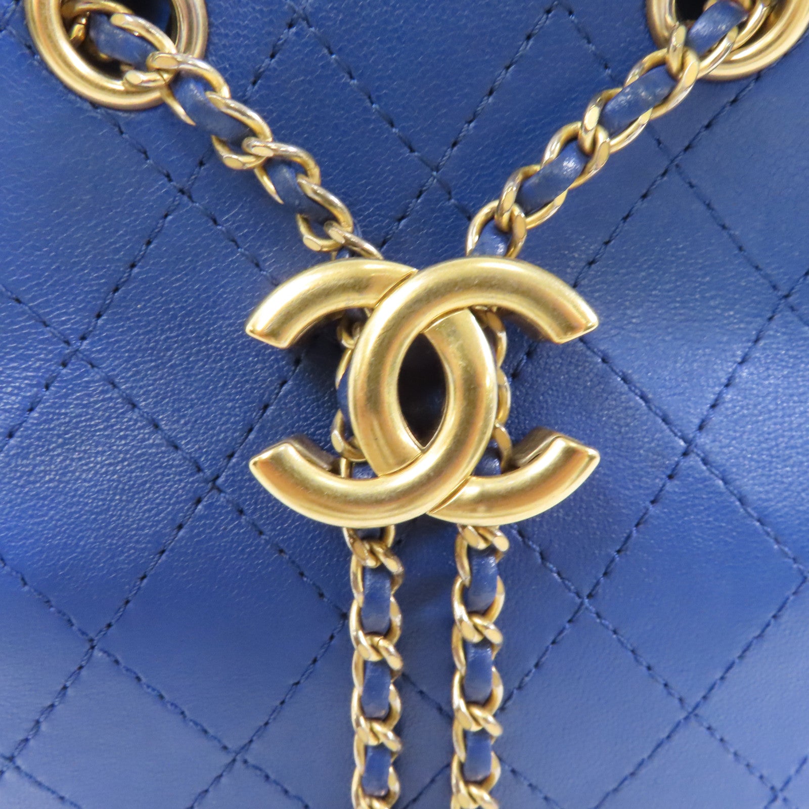 CHANEL 菱格牛皮皮革Egyptian Amulet金扣鏈帶肩背袋藍色