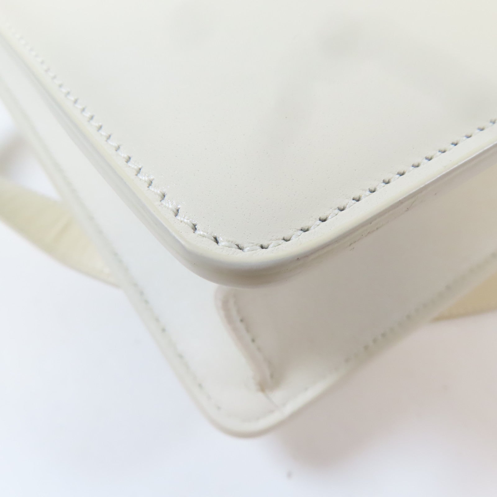 Dior 牛皮皮革30 Montaigne金扣肩背袋白色