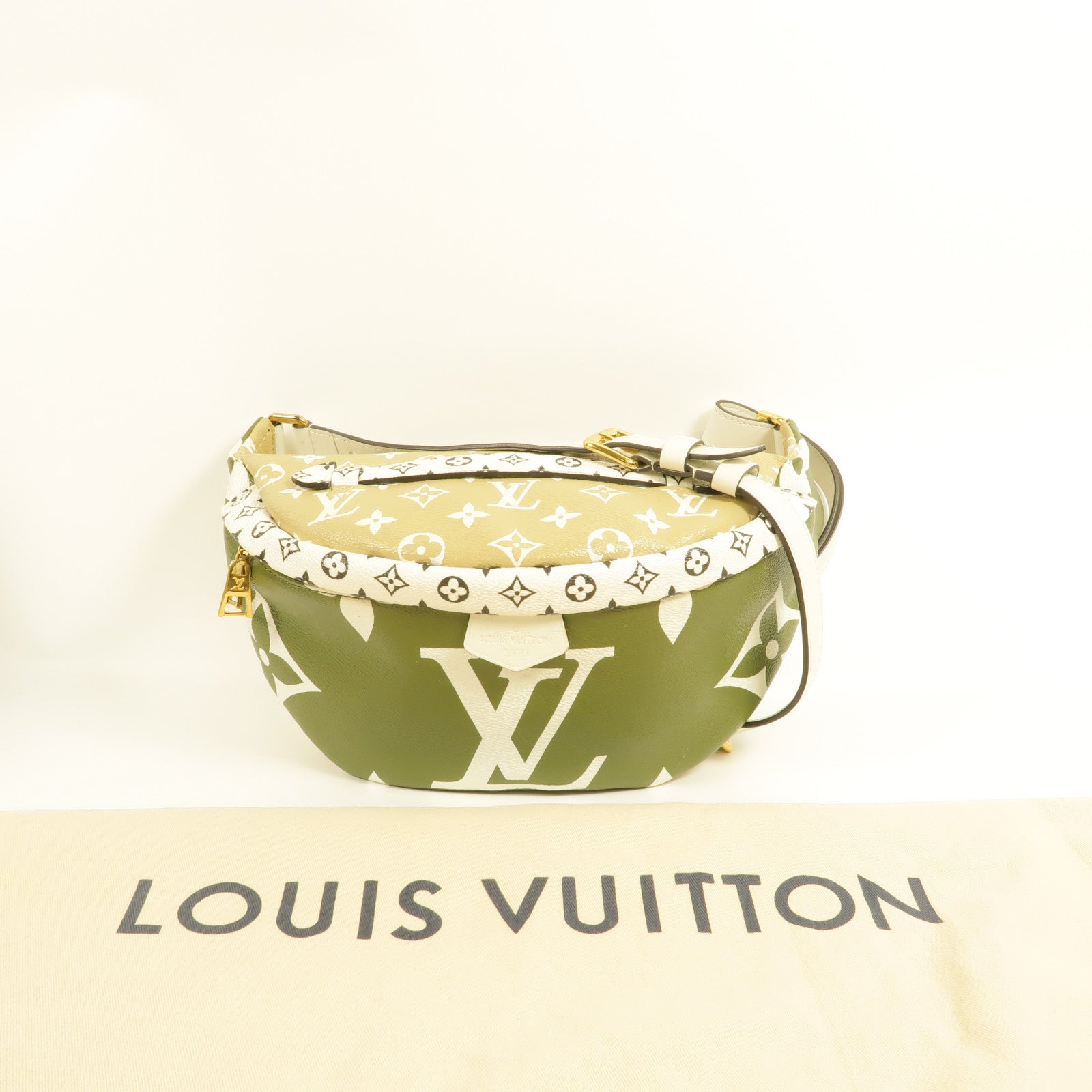 LOUIS VUITTON Monogram Giant Bumbag腰包