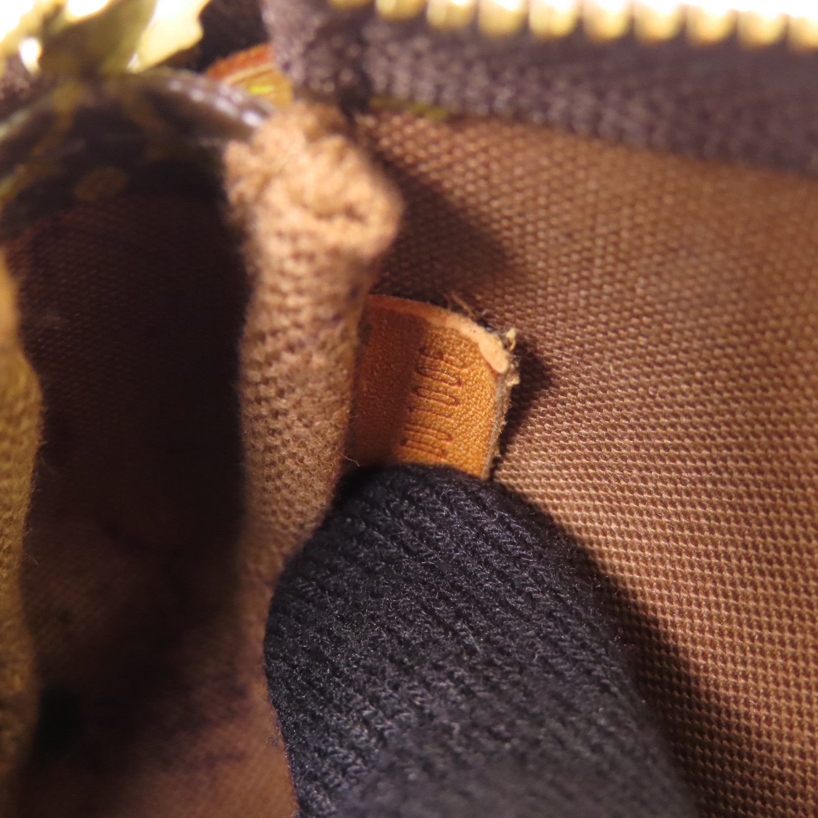 LOUIS VUITTON Monogram Mini Pochette Accessoires金扣手挽袋棕色