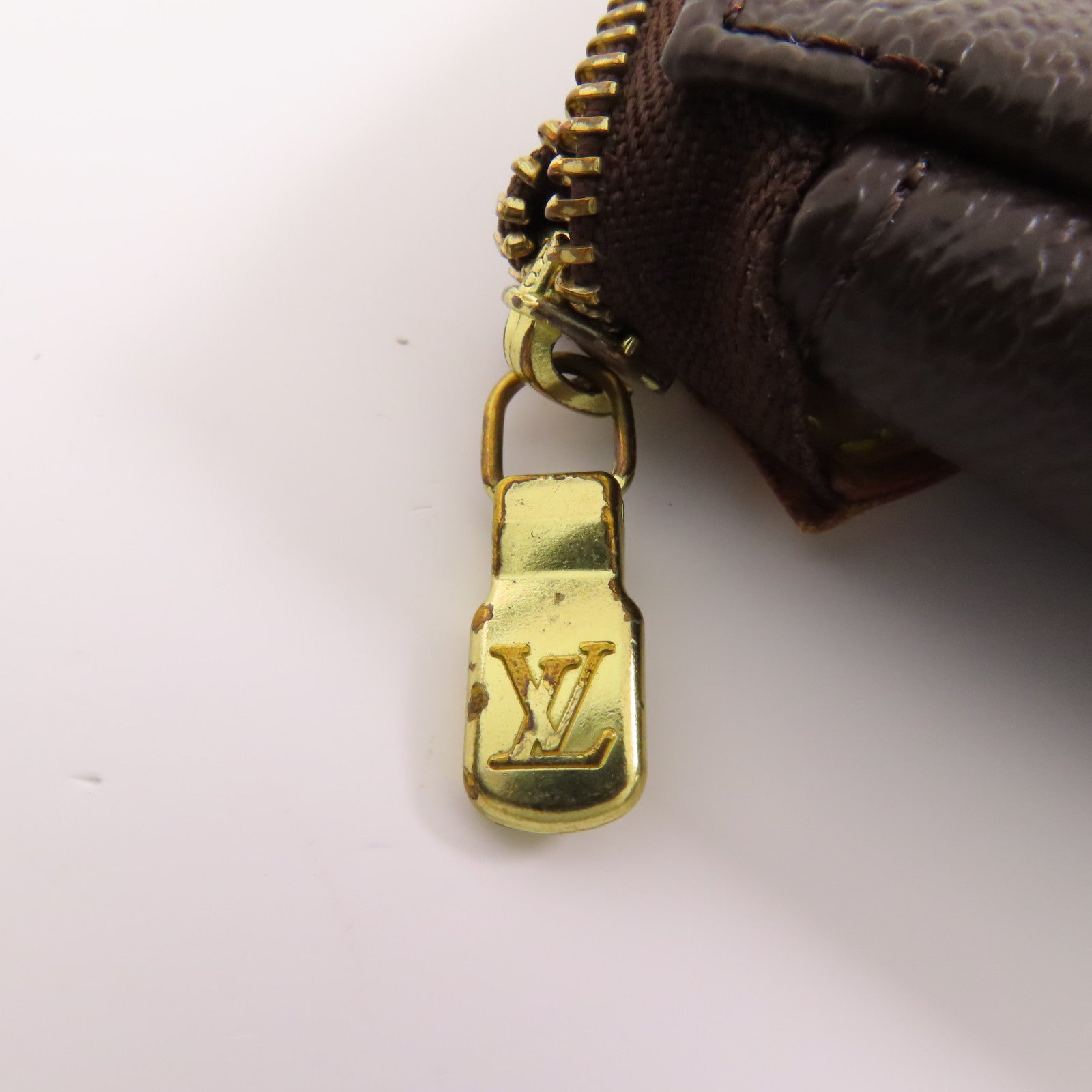 LOUIS VUITTON Monogram Mini Pochette Accessoires金扣手挽袋棕色