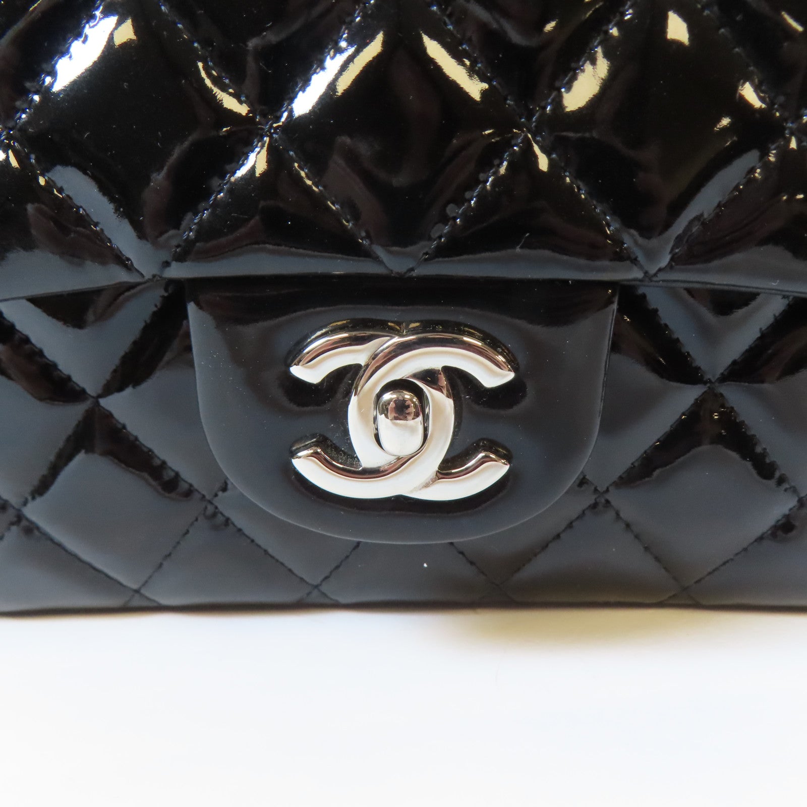 CHANEL 【激減優惠】菱格漆皮皮革Classic銀扣鏈帶肩背袋黑色