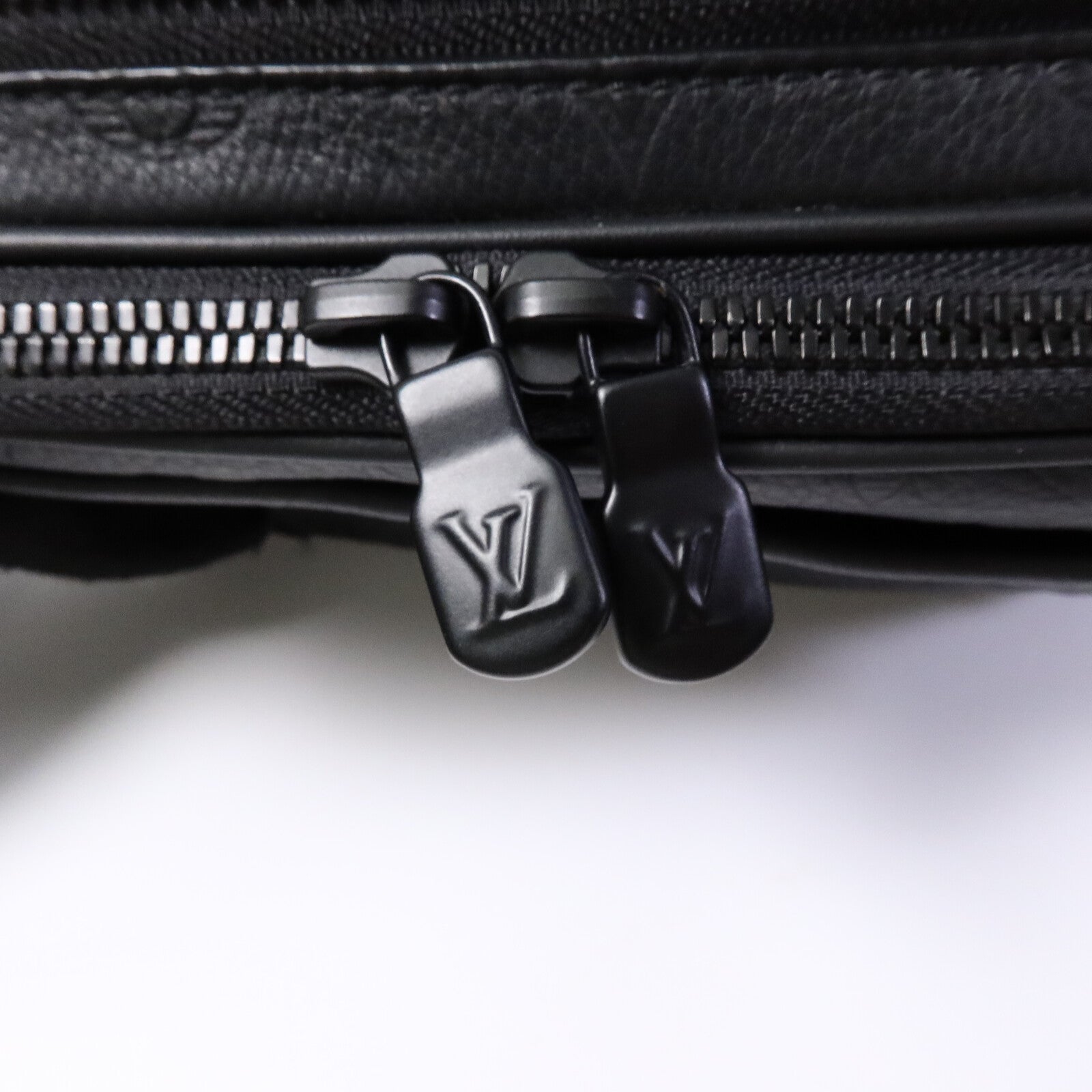 LOUIS VUITTON Monogram Shadow Alpha Wearable Wallet肩背袋