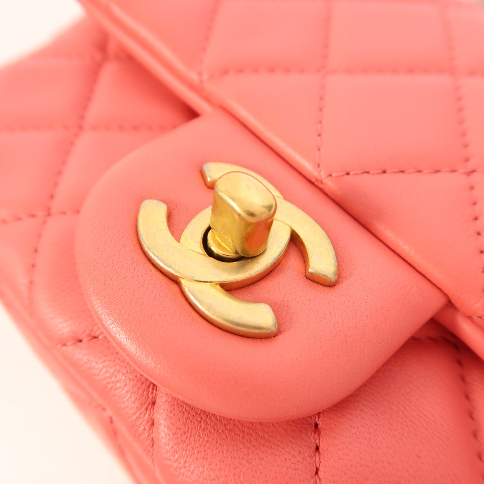 CHANEL 羊皮皮革Mini Classic 17金扣鏈帶肩背袋