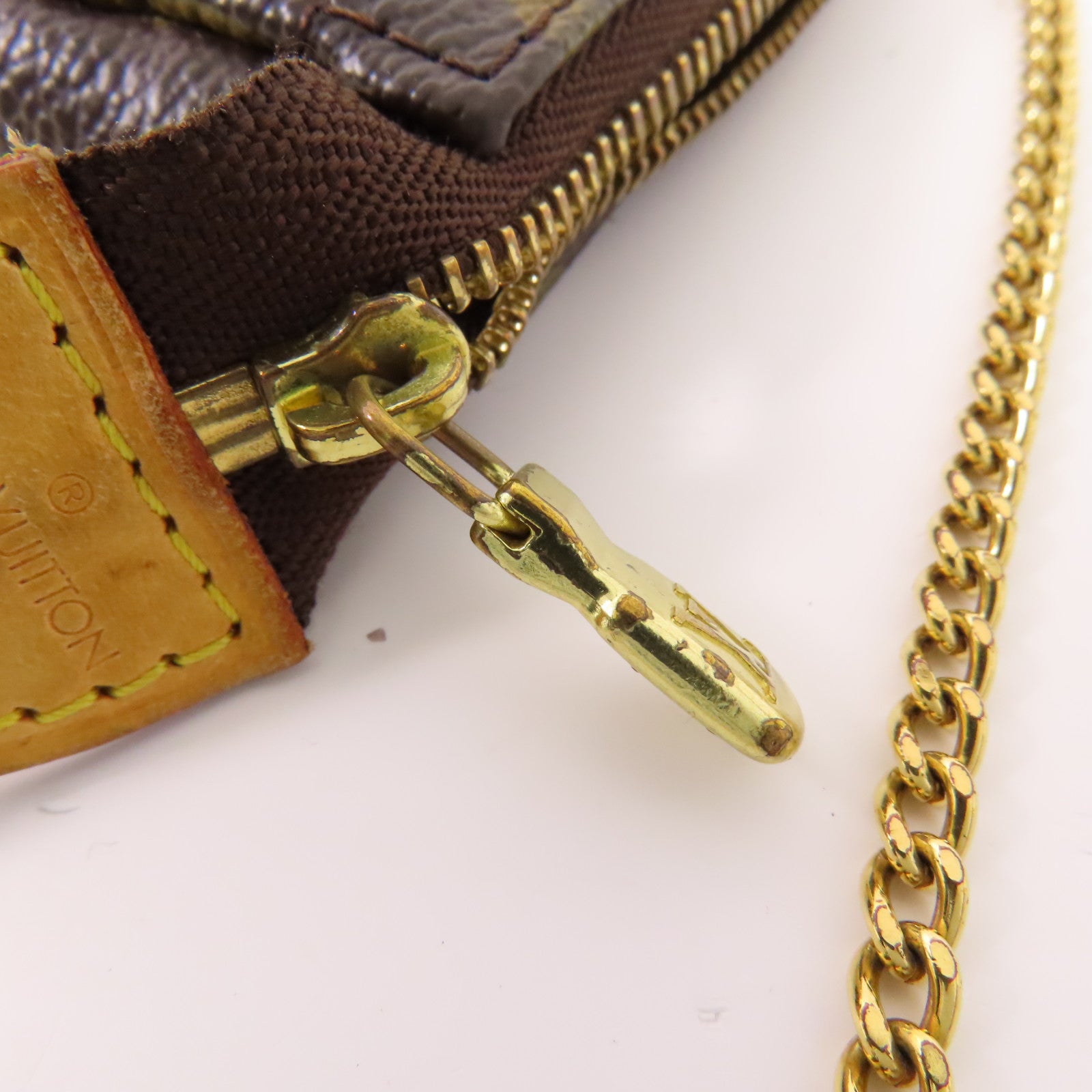 LOUIS VUITTON Monogram Mini Pochette Accessoires金扣手挽袋棕色