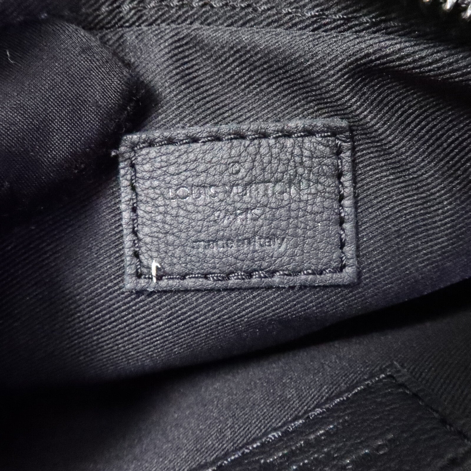 LOUIS VUITTON Monogram Shadow Alpha Wearable Wallet肩背袋