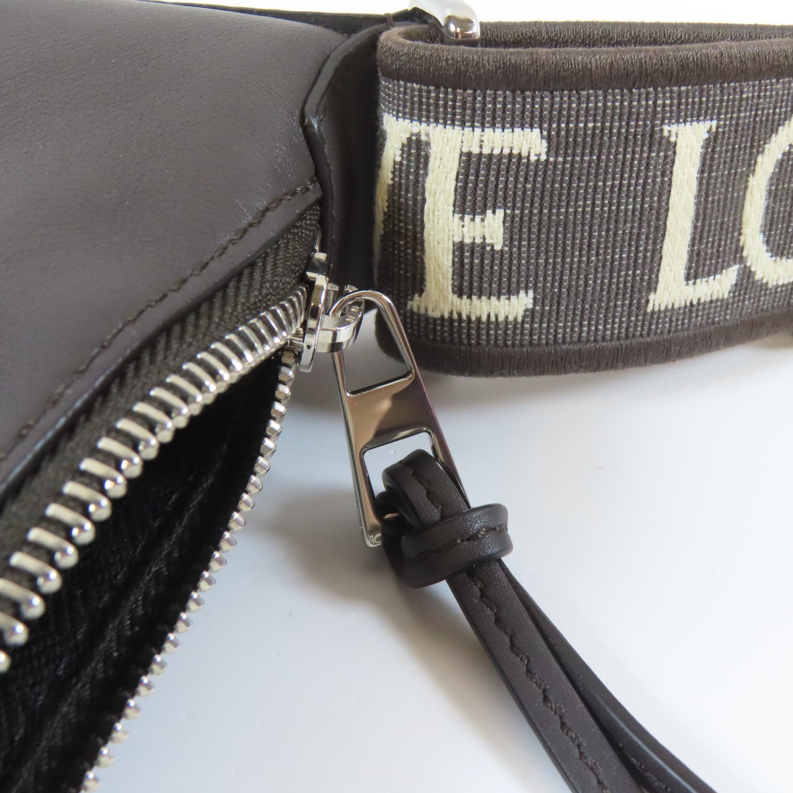 LOEWE 牛皮皮革Shoulder Bag銀扣肩背袋啡色