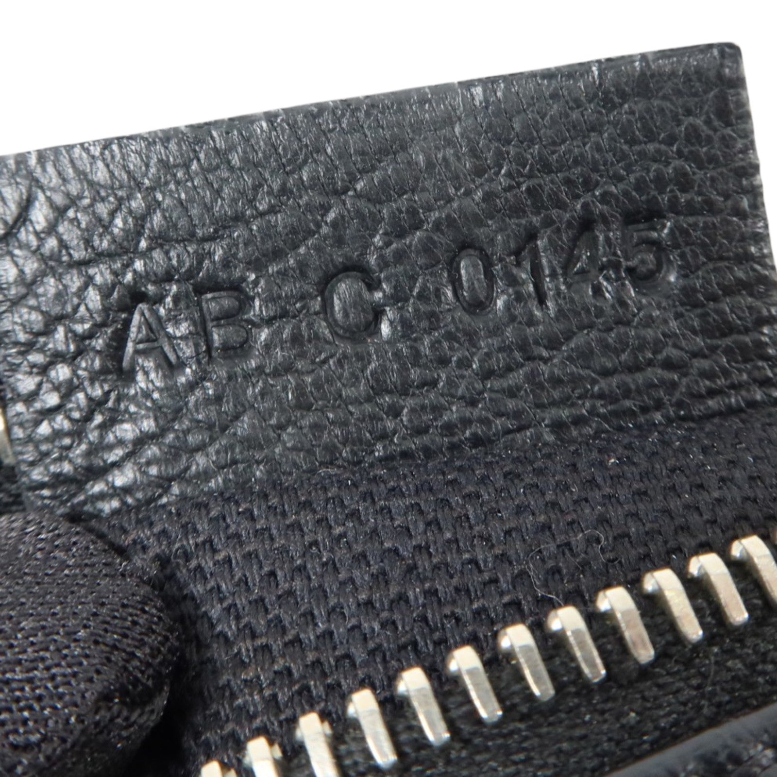 GIVENCHY 牛皮皮革Pandora Wristlet Pouch銀扣手拿包