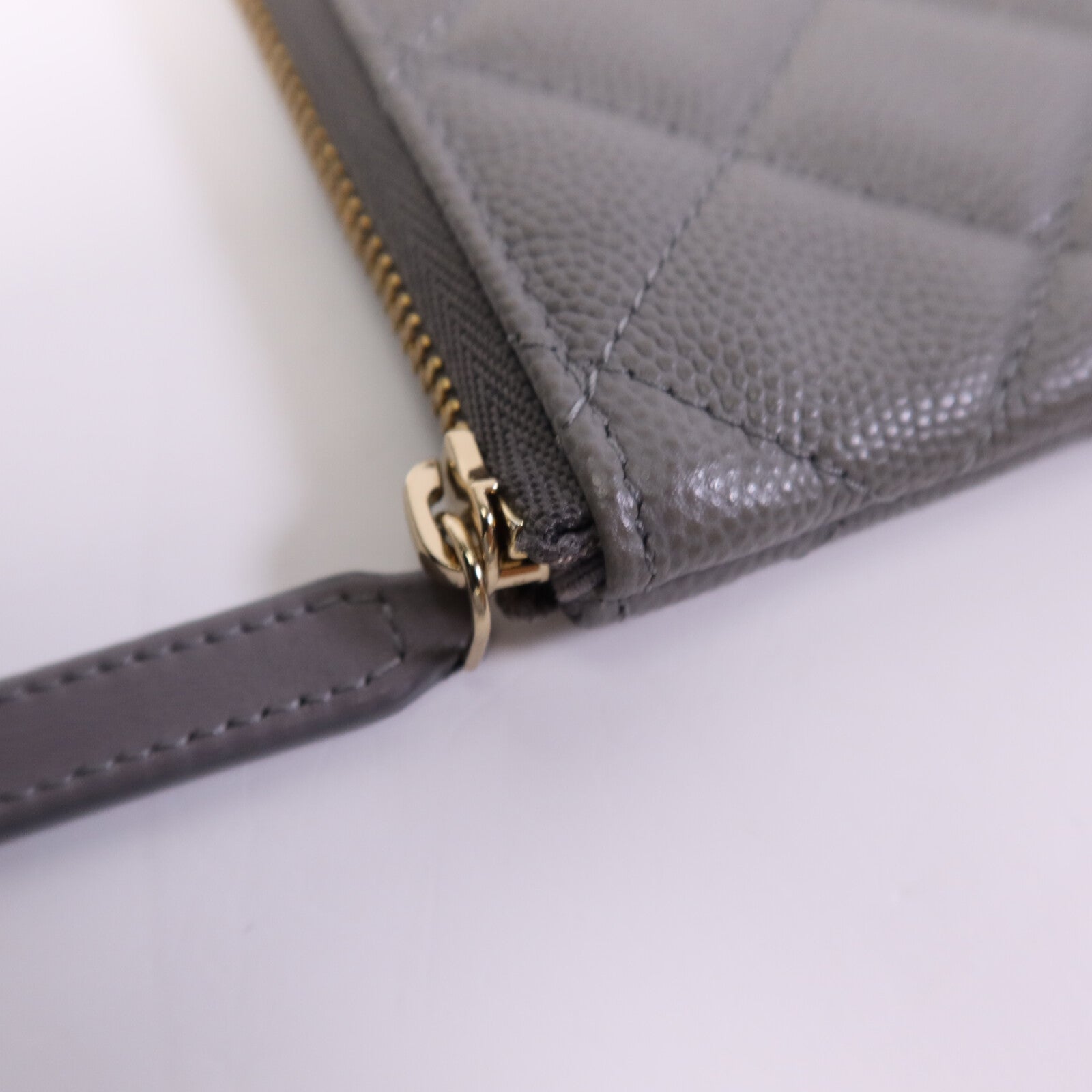 CHANEL 牛皮皮革Pouch金扣手拿包