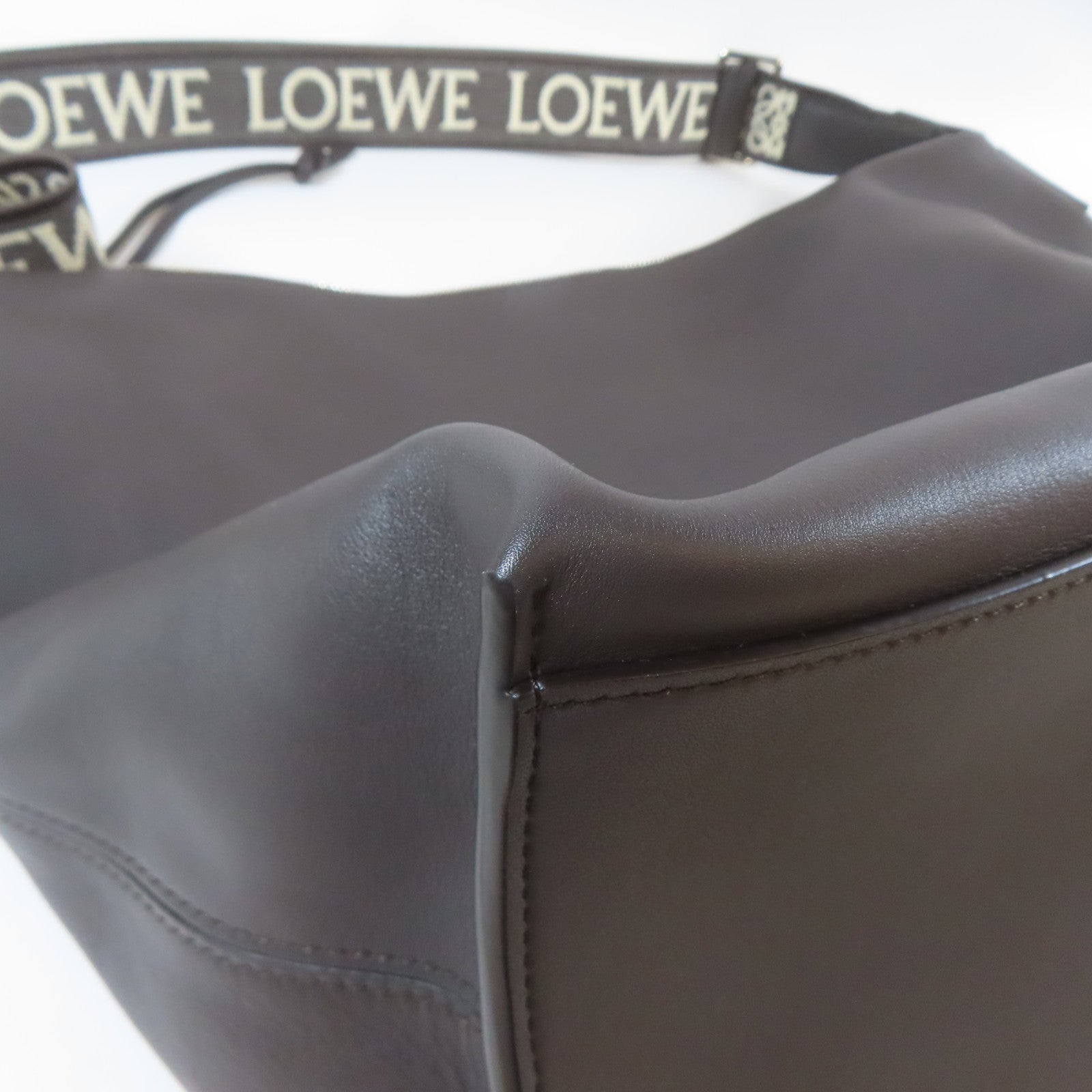 LOEWE 牛皮皮革Shoulder Bag銀扣肩背袋啡色