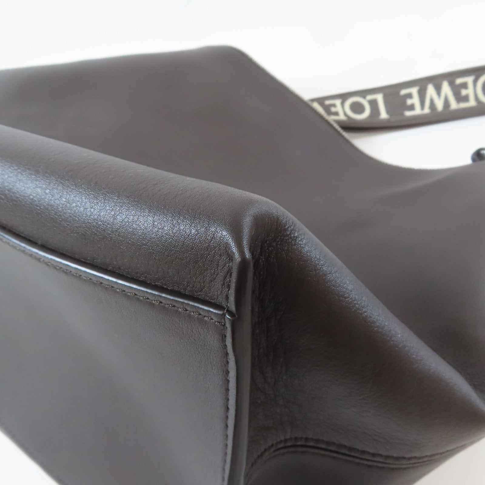 LOEWE 牛皮皮革Shoulder Bag銀扣肩背袋啡色