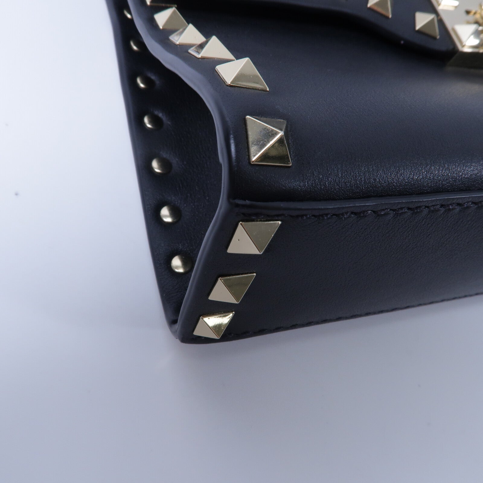 Valentino 牛皮皮革Rockstud Corssbody肩背袋
