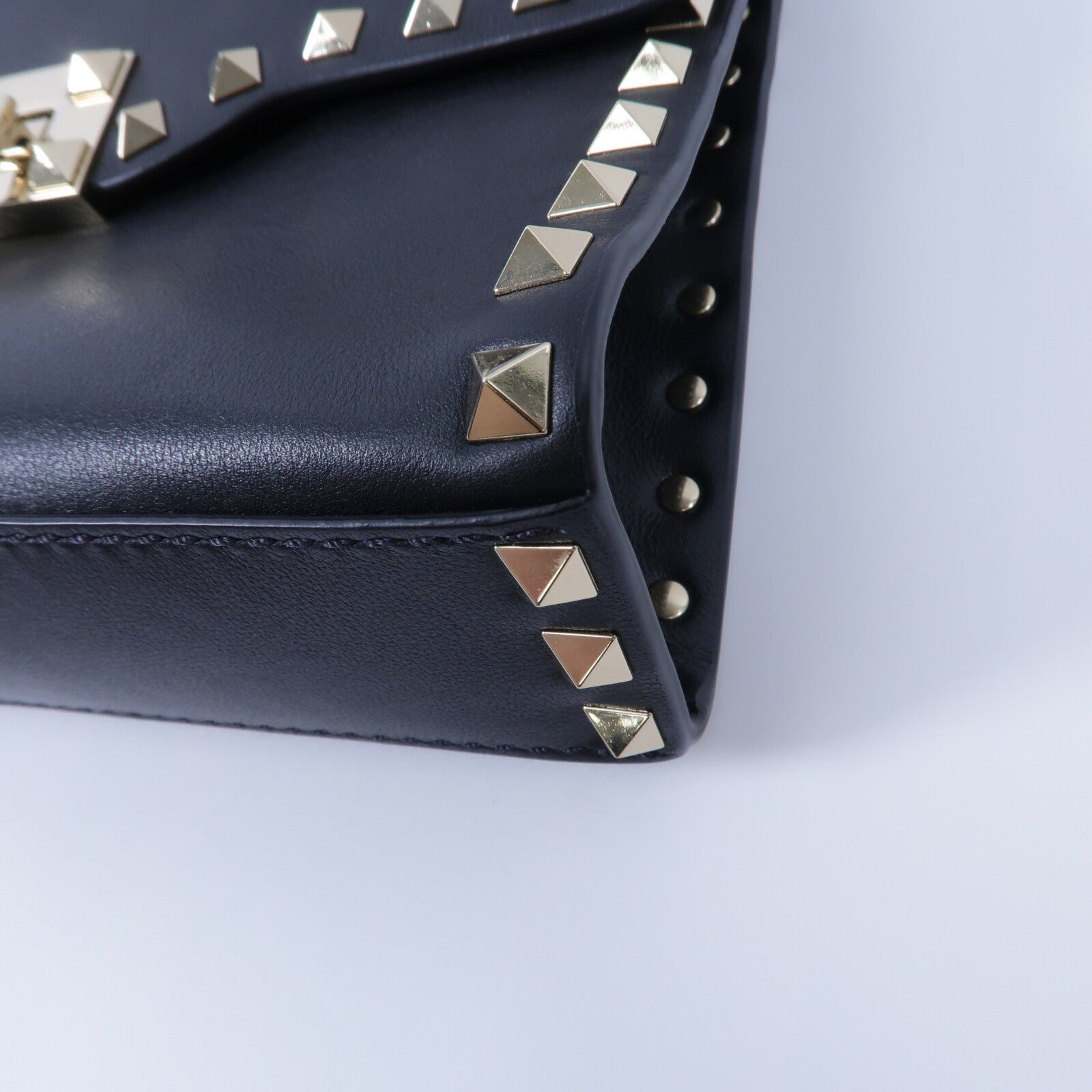 Valentino 牛皮皮革Rockstud Corssbody肩背袋