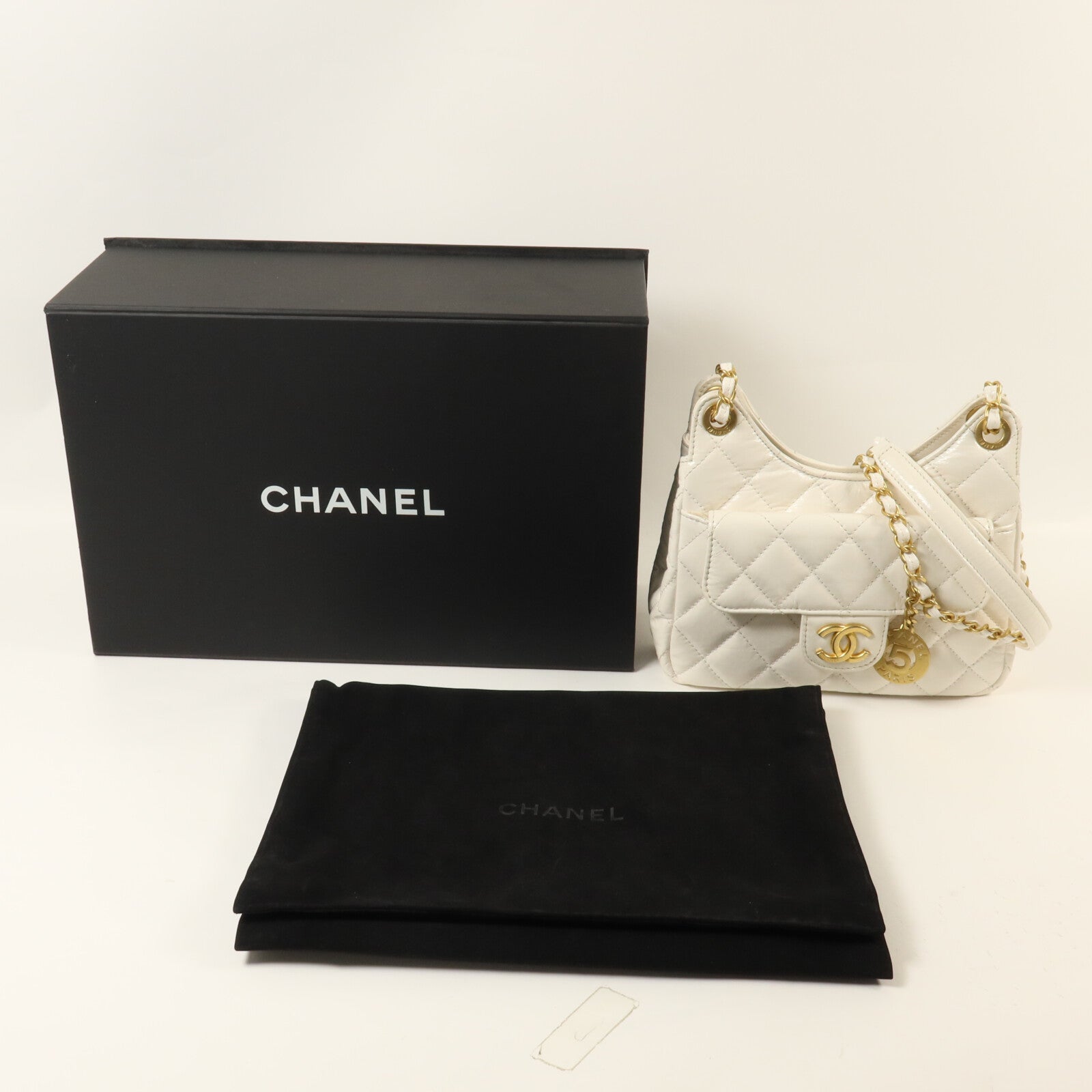 CHANEL 牛皮皮革Wavy CC Hobo鏈帶肩背袋