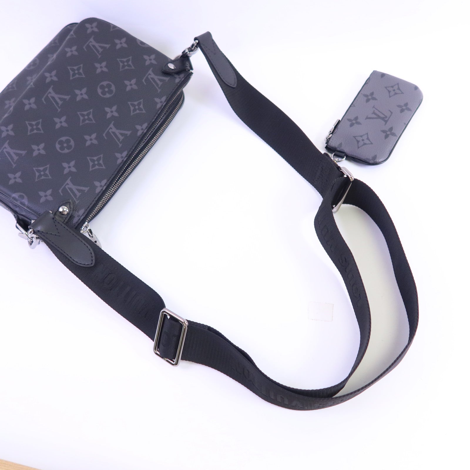 LOUIS VUITTON Monogram Eclipse Reverse Trio Messenger銀扣肩背袋灰色