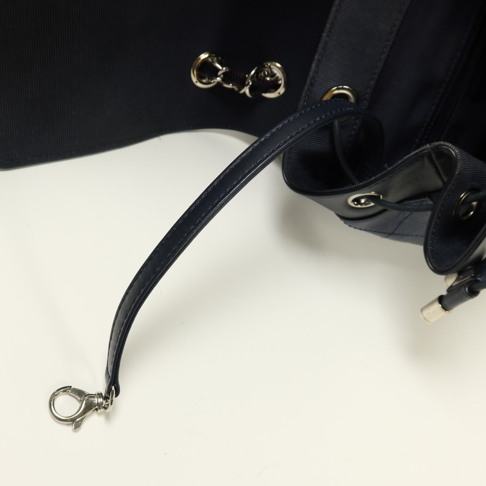 CHANEL 牛皮皮革Backpack銀扣鏈帶背包