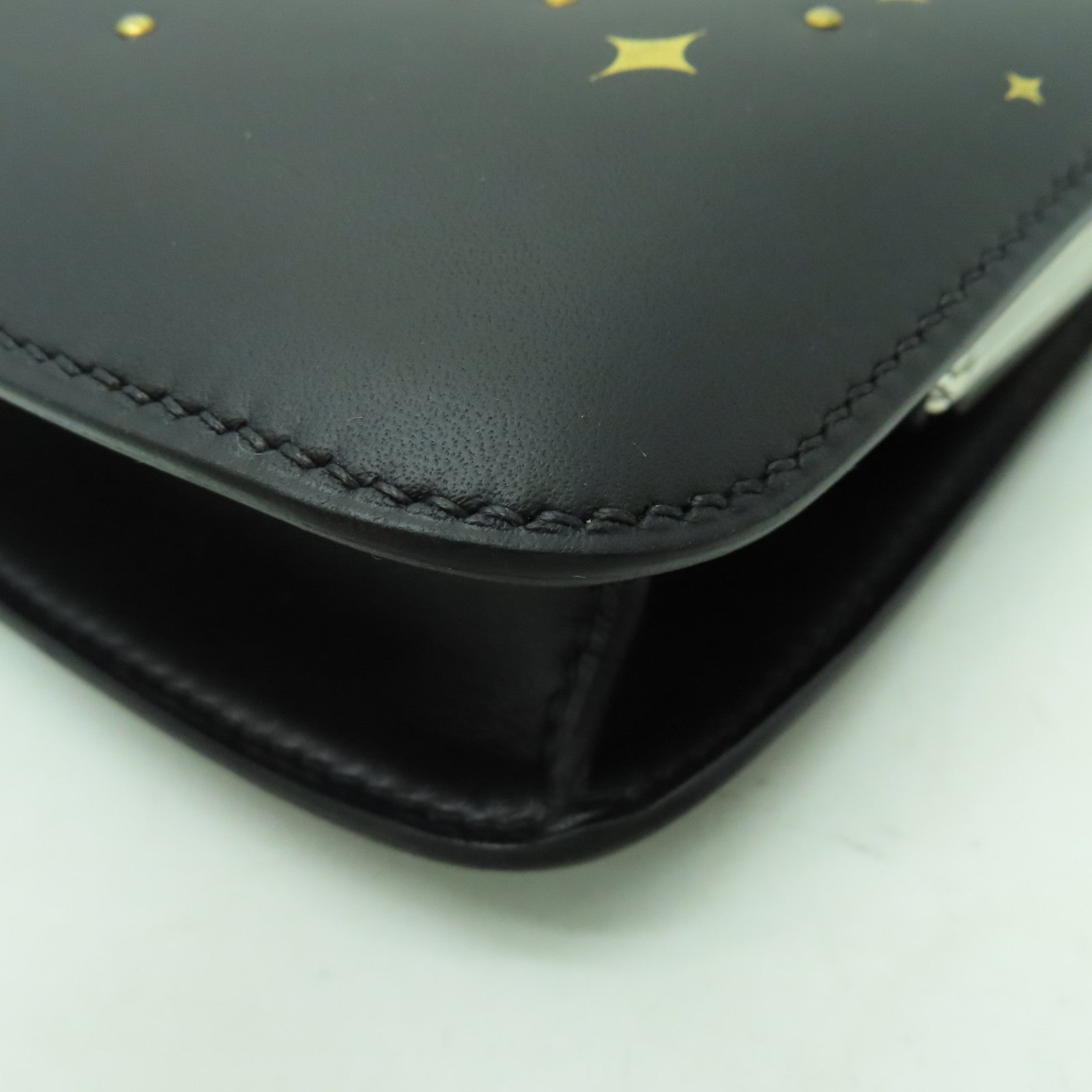HERMES 【清倉大減價】牛皮皮革Space Malice Bag銀扣肩背袋黑色/多色