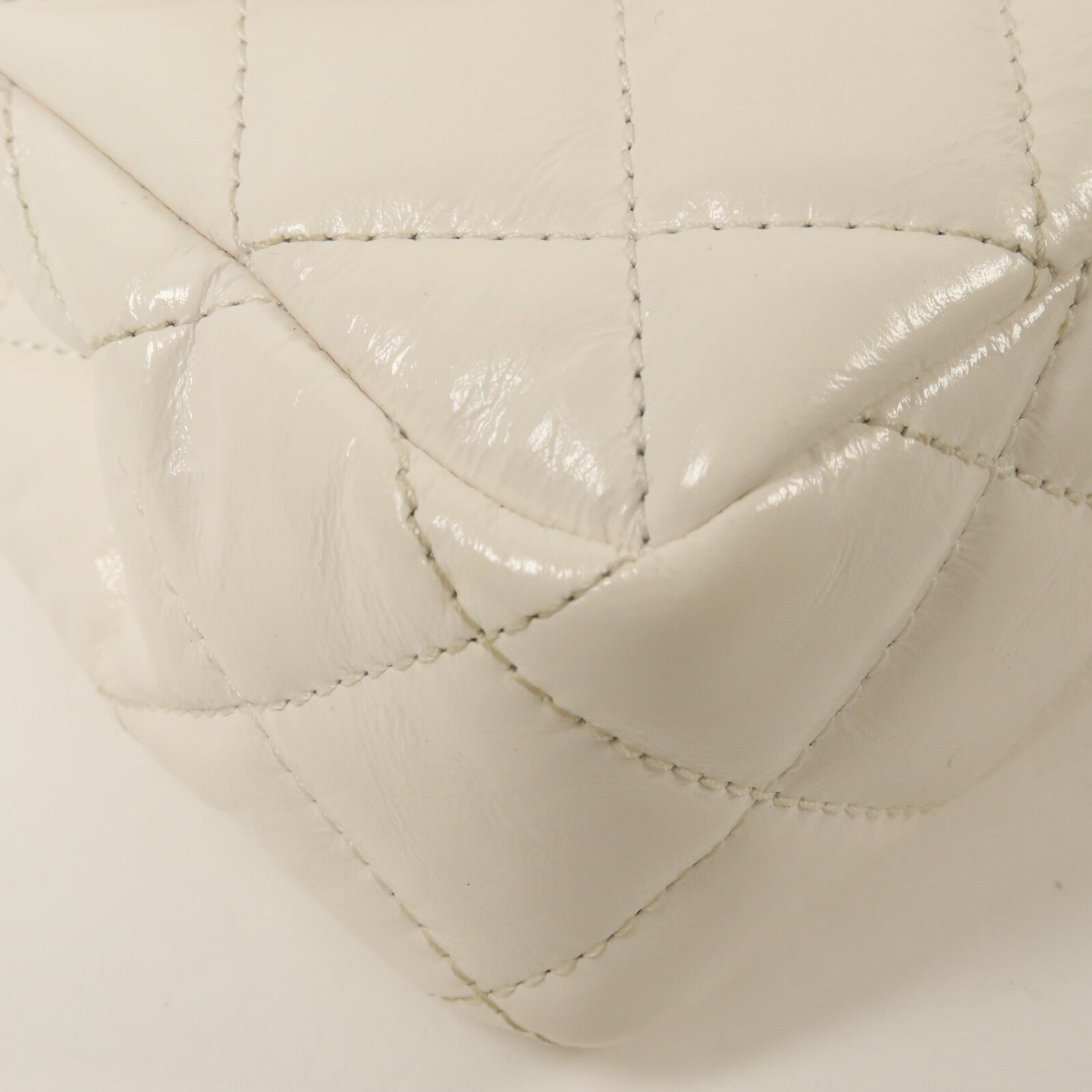 CHANEL 牛皮皮革Wavy CC Hobo鏈帶肩背袋
