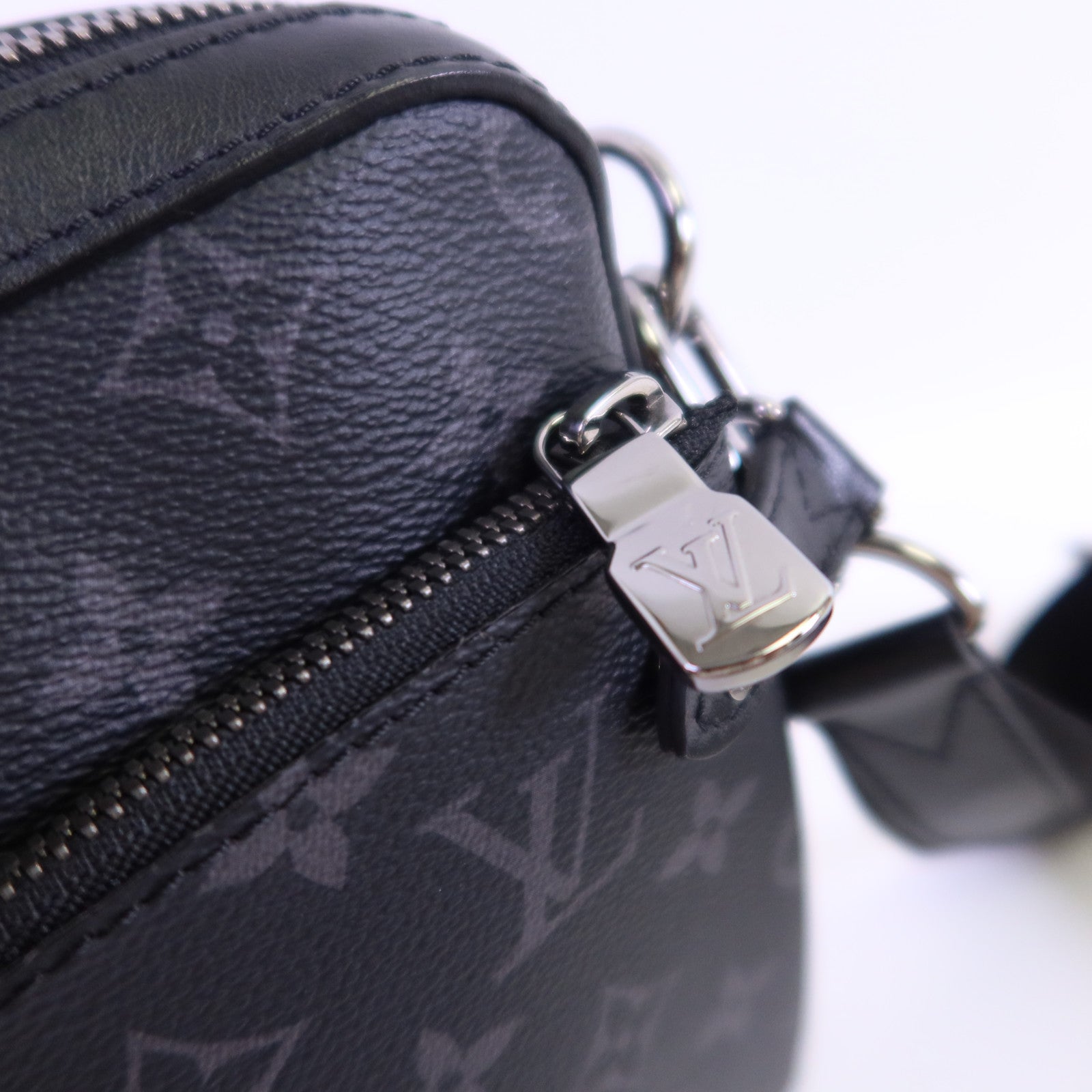 LOUIS VUITTON Monogram Eclipse Reverse Trio Messenger銀扣肩背袋灰色