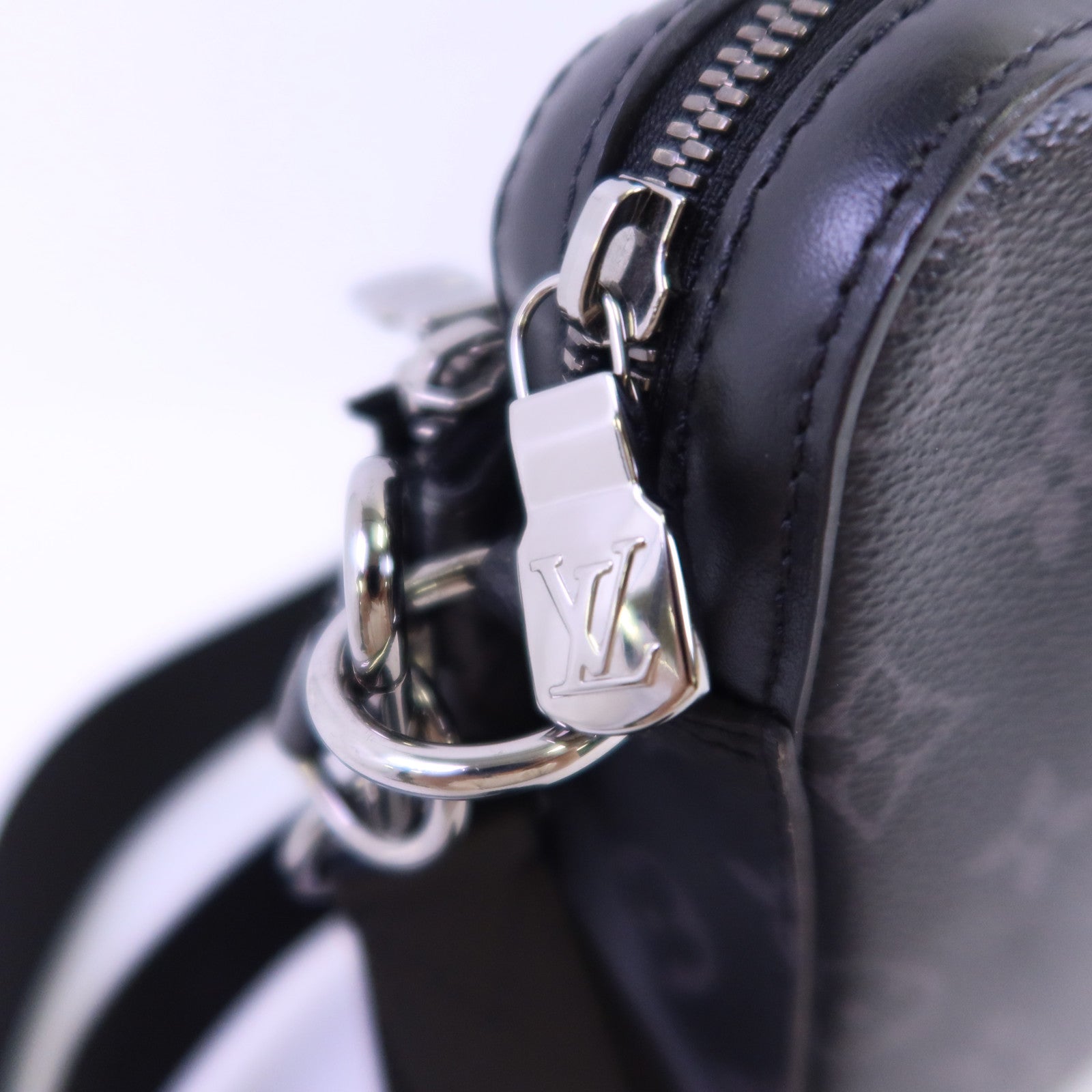 LOUIS VUITTON Monogram Eclipse Reverse Trio Messenger銀扣肩背袋灰色
