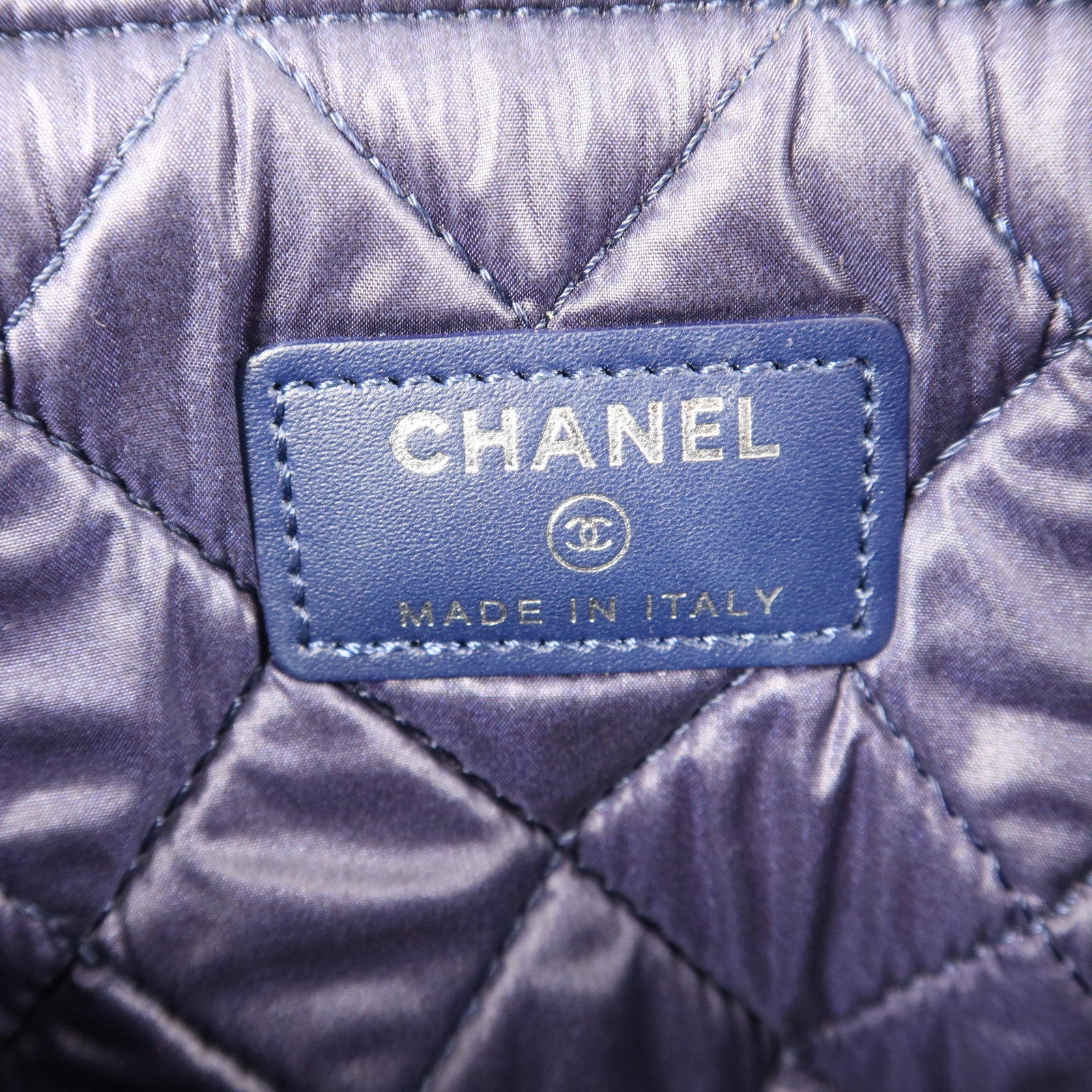 CHANEL 漆皮皮革Pouch銀扣小袋