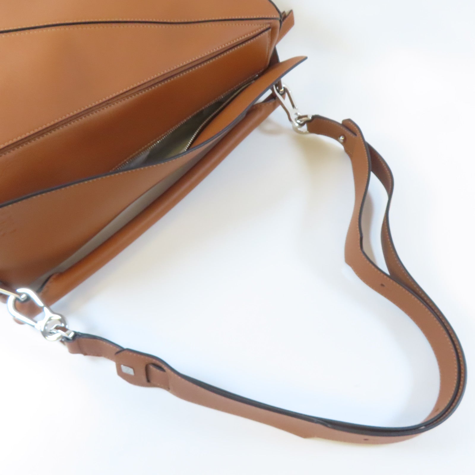 LOEWE 牛皮皮革Puzzle Large銀扣手挽肩背兩用袋啡色