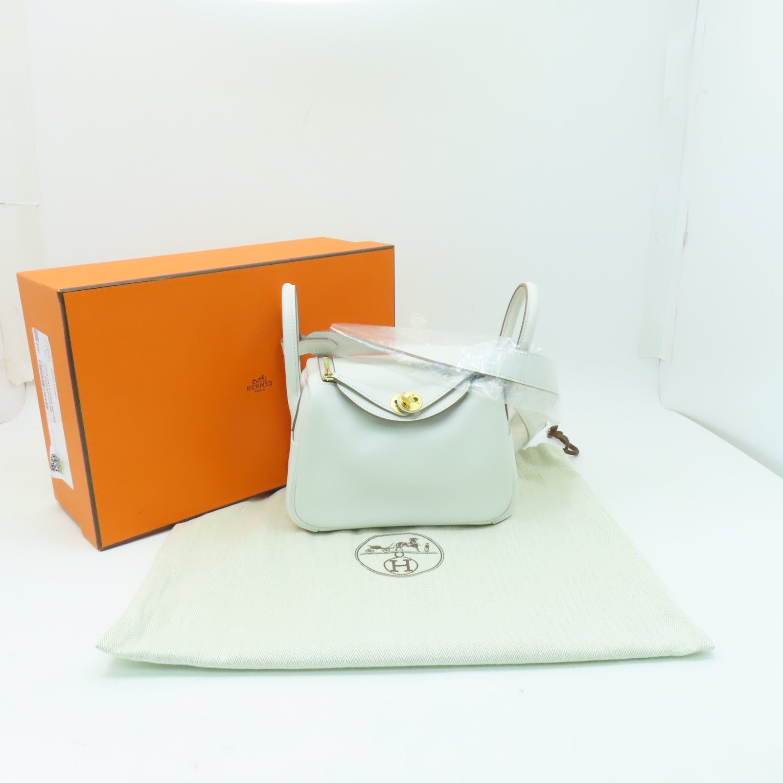 HERMES **【清倉大減價】Swift皮革Mini Lindy金扣手挽肩背兩用袋Gris Pale奶灰色