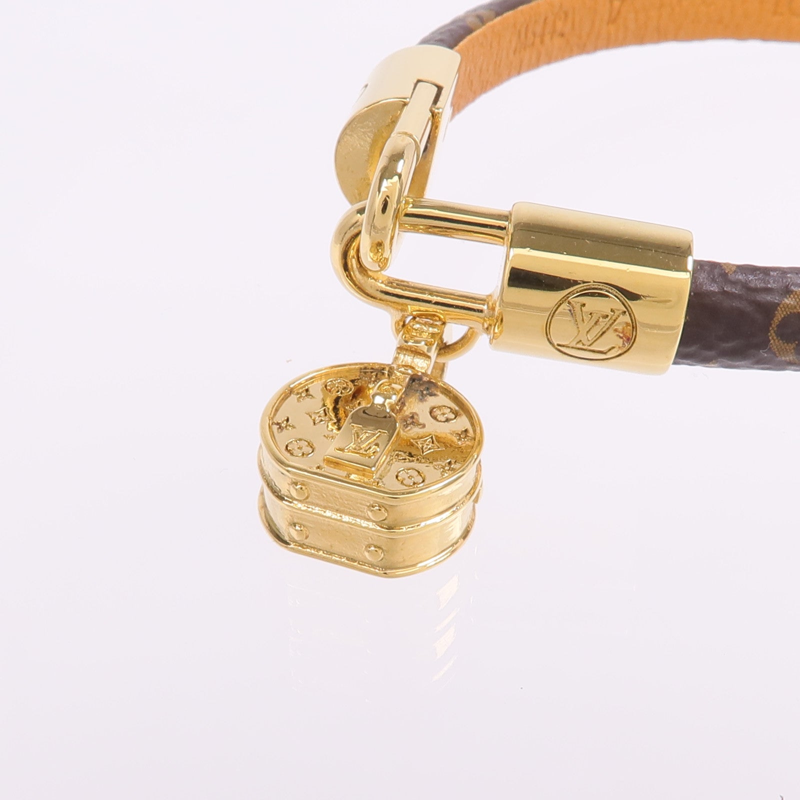 LOUIS VUITTON Monogram Tribute Bracelet金扣手帶