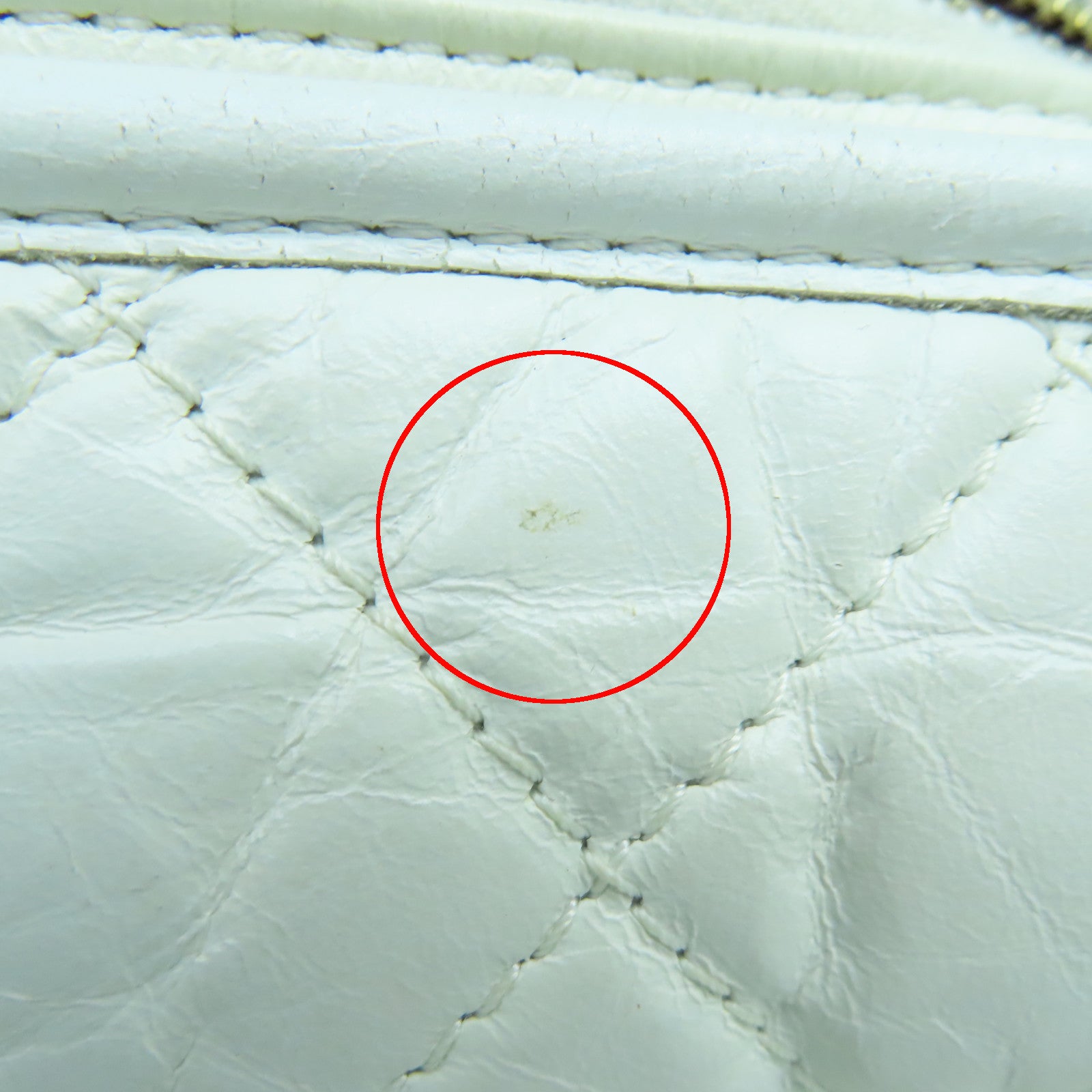 CHANEL 菱格牛皮皮革Gabrielle Medium金扣/銀扣鏈帶肩背袋白色