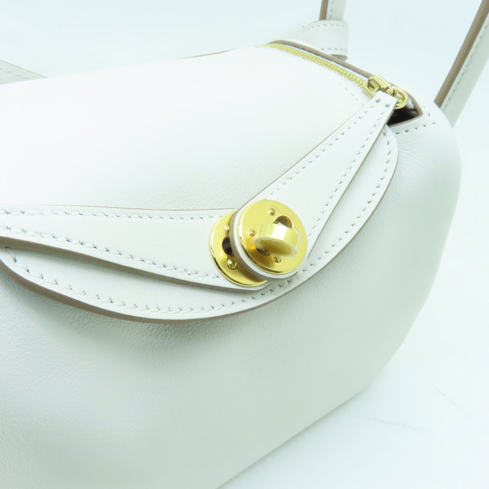 HERMES **【清倉大減價】Swift皮革Mini Lindy金扣手挽肩背兩用袋Gris Pale奶灰色