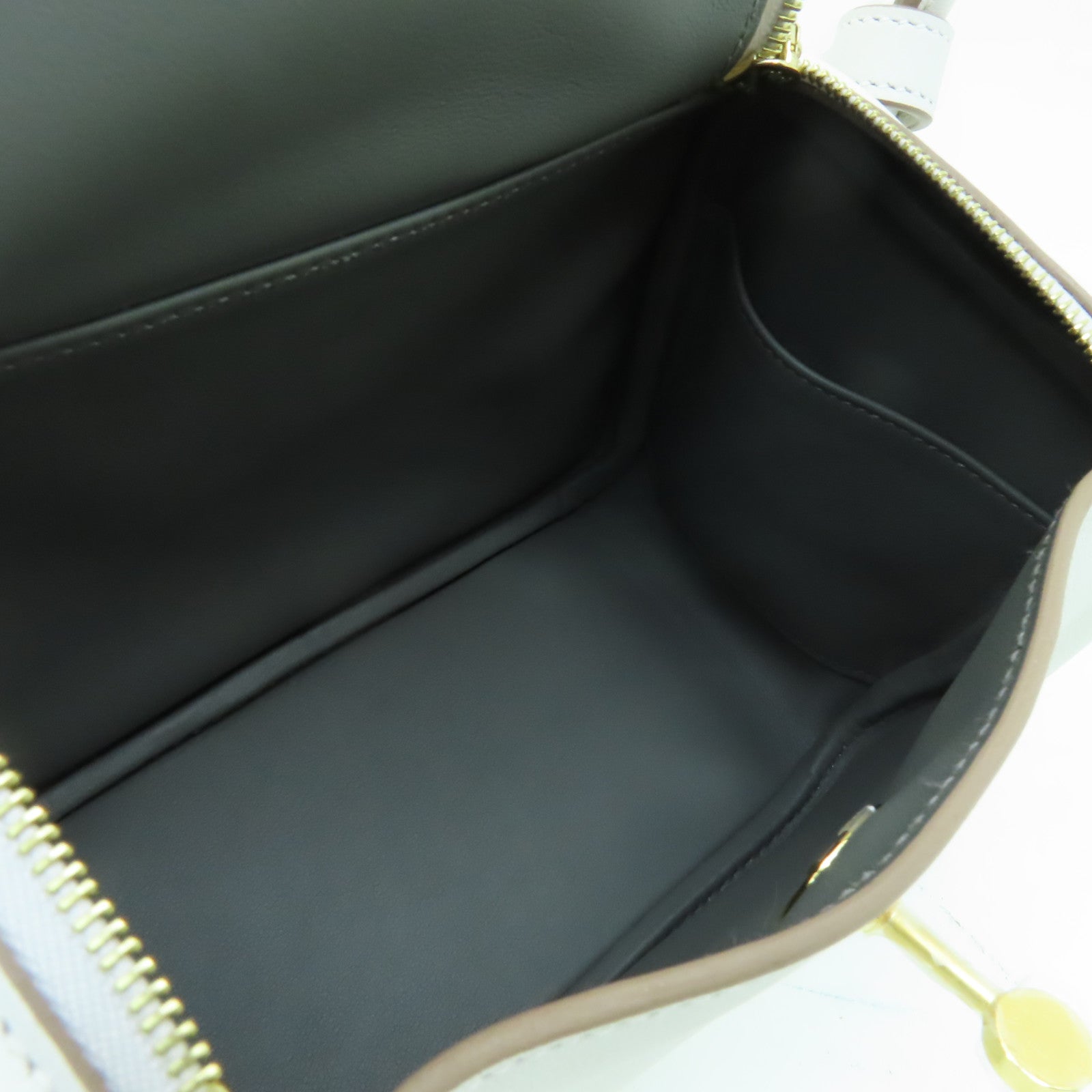 HERMES **【清倉大減價】Swift皮革Mini Lindy金扣手挽肩背兩用袋Gris Pale奶灰色