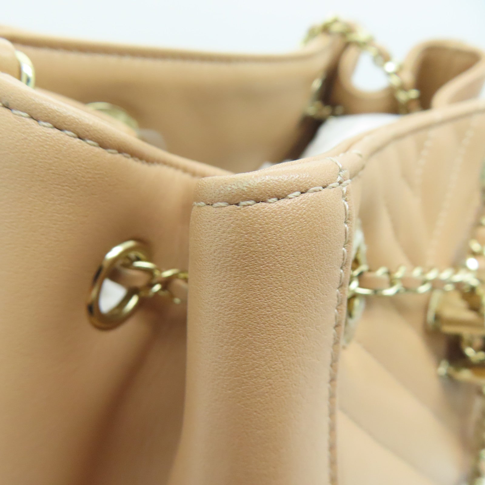 CHANEL 牛皮皮革Chain Shoulder金扣肩背袋杏色