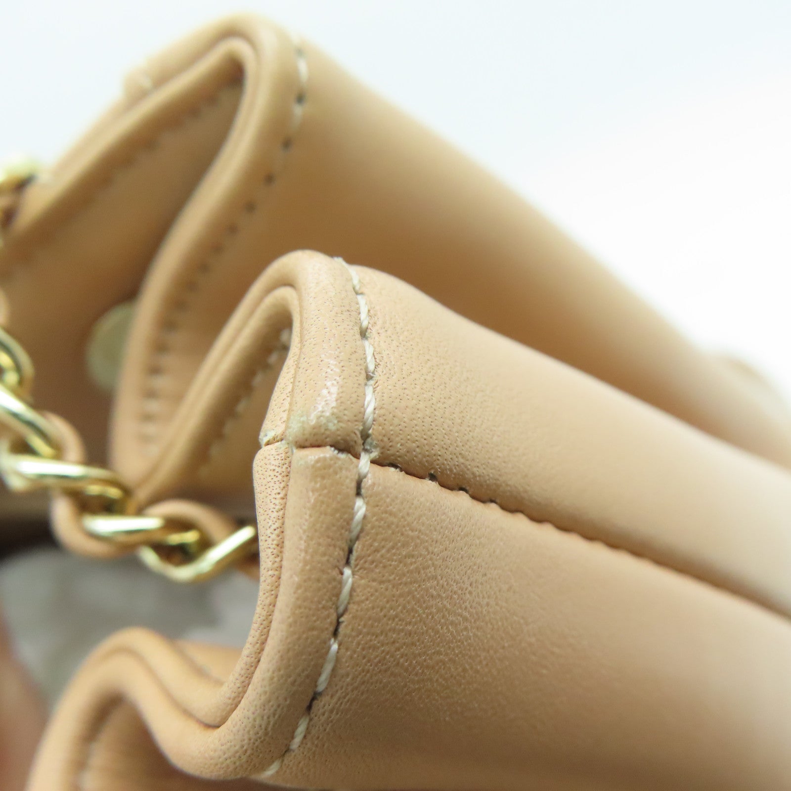 CHANEL 牛皮皮革Chain Shoulder金扣肩背袋杏色