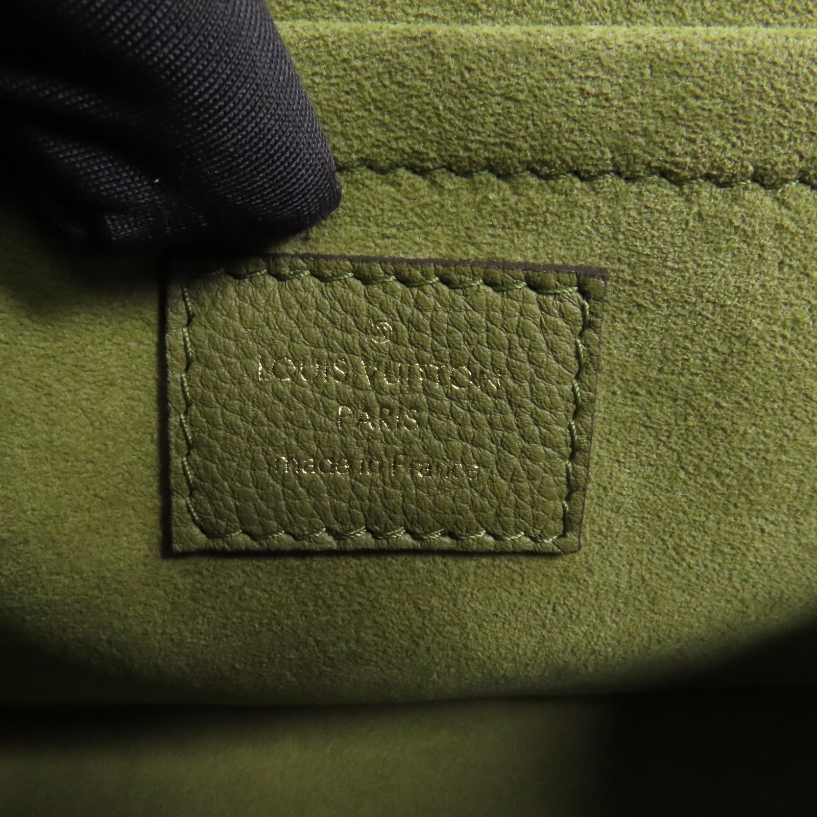 LOUIS VUITTON 牛皮皮革LockMe Tender金扣手挽肩背兩用袋