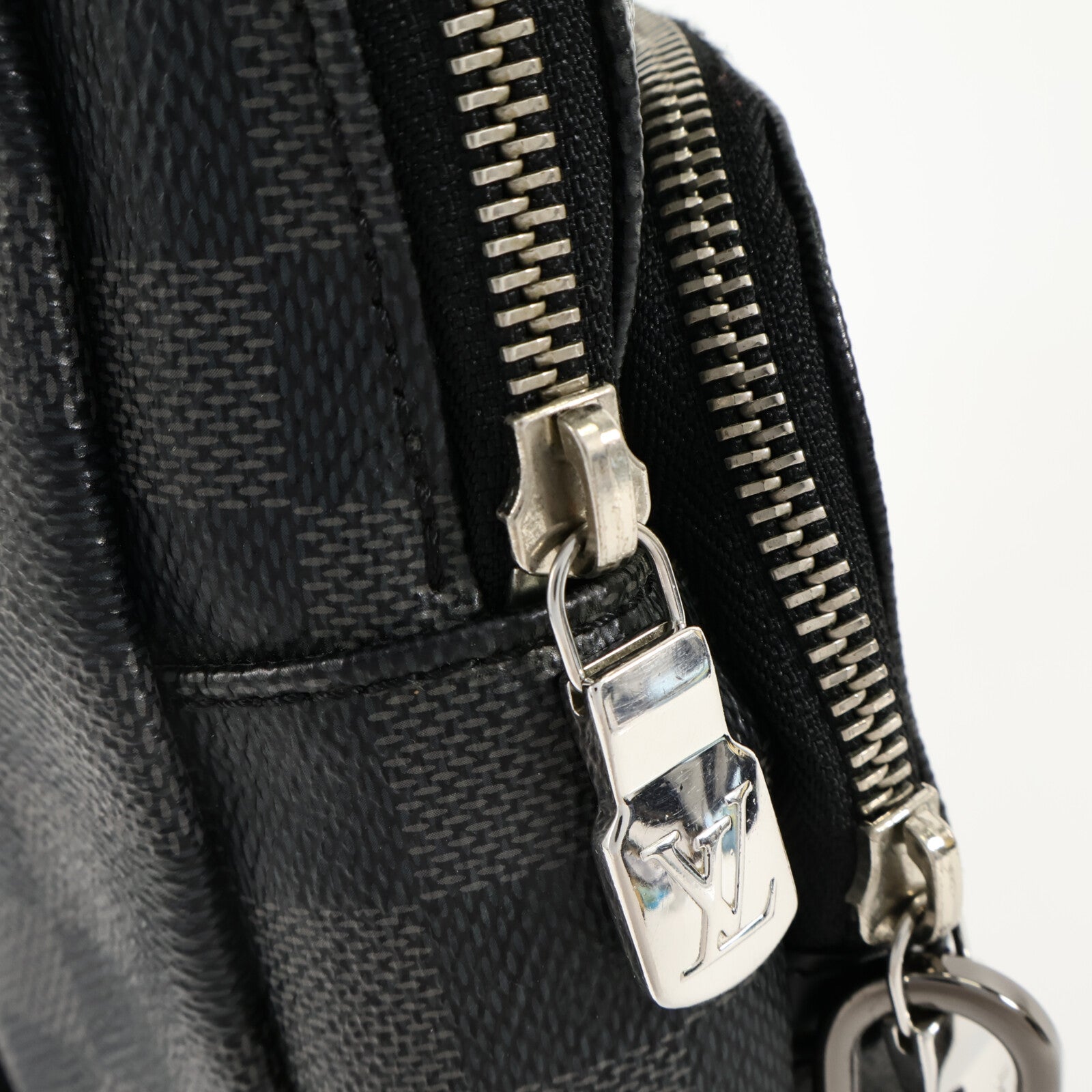 LOUIS VUITTON Damier Graphite Avenue Sling銀扣肩背袋