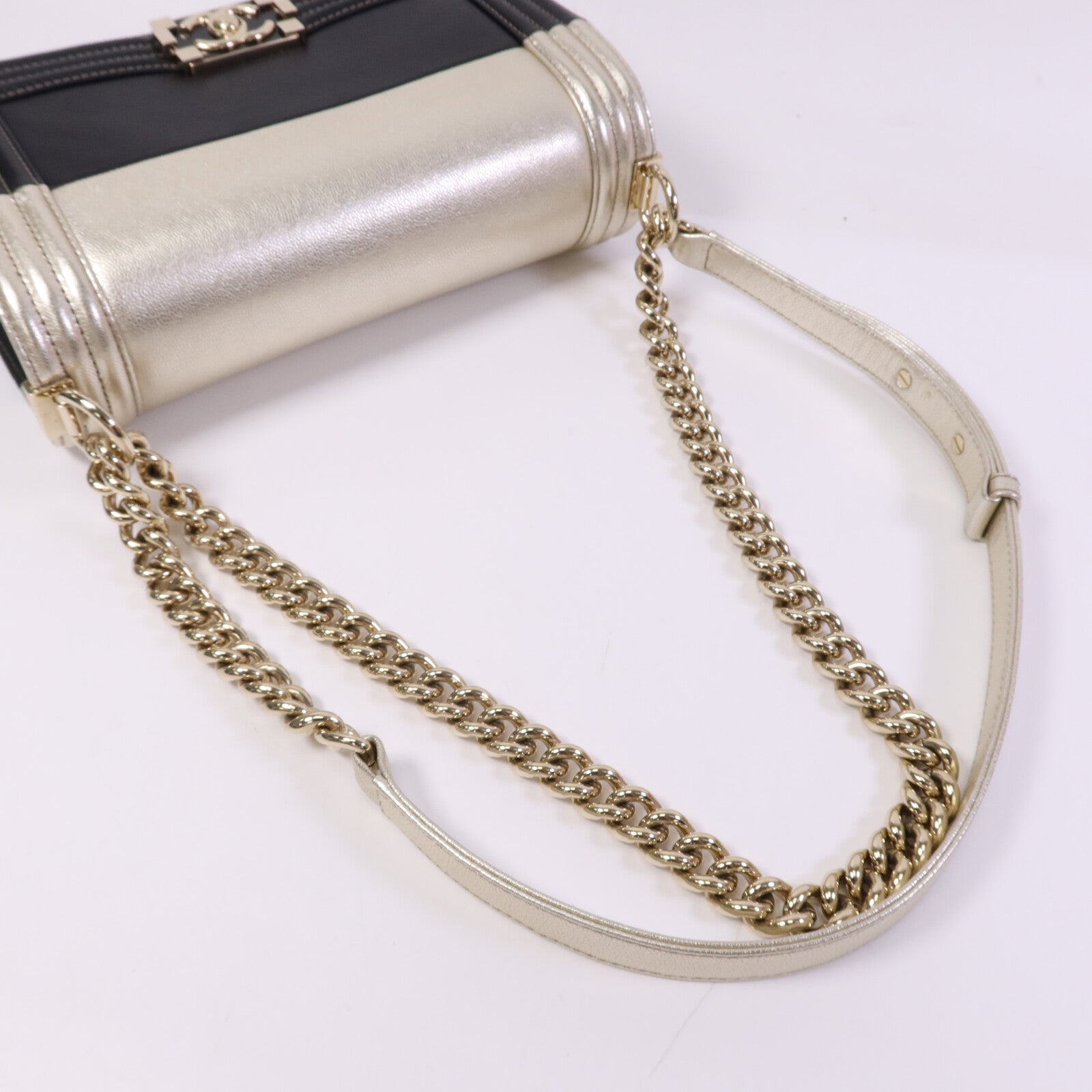 CHANEL 牛皮皮革Boy 25金扣鏈帶肩背袋