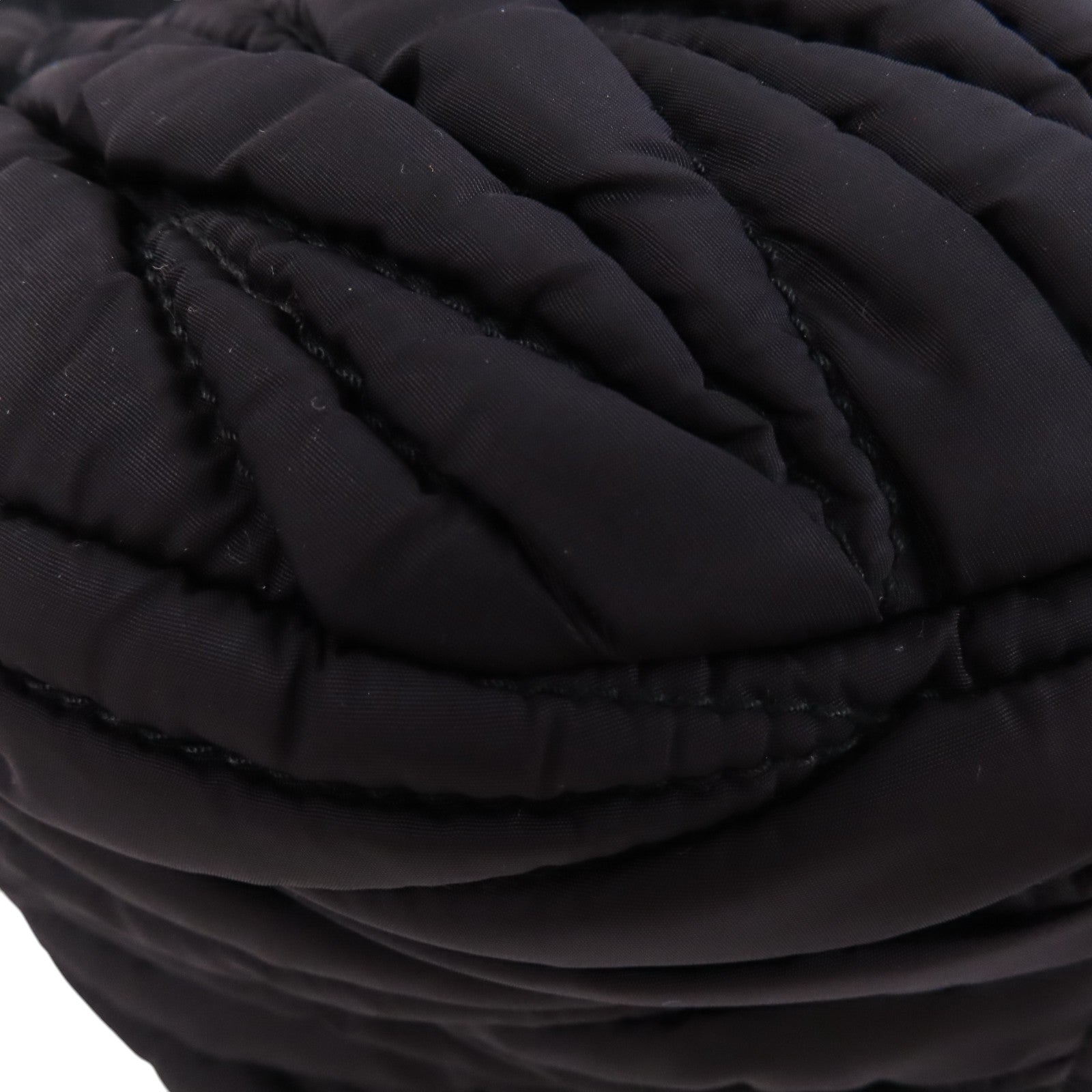 Miu Miu 尼龍Wander Matelasse金扣肩背袋