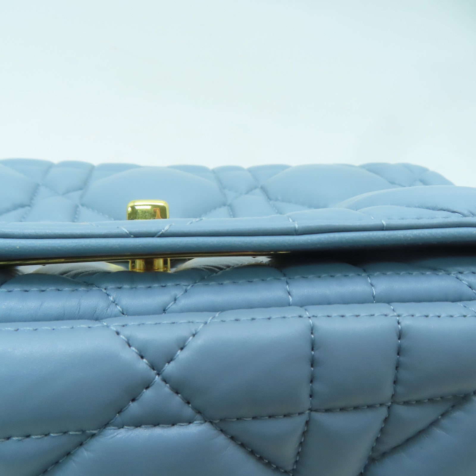 Dior 羊皮皮革Medium Dior Caro Bag金扣鏈帶肩背袋淺藍色