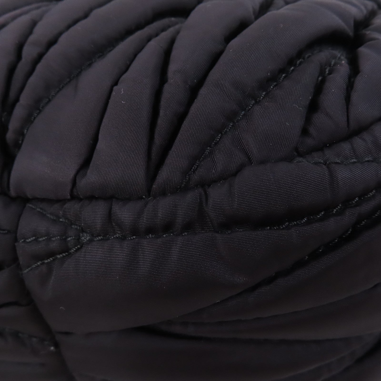 Miu Miu 尼龍Wander Matelasse金扣肩背袋