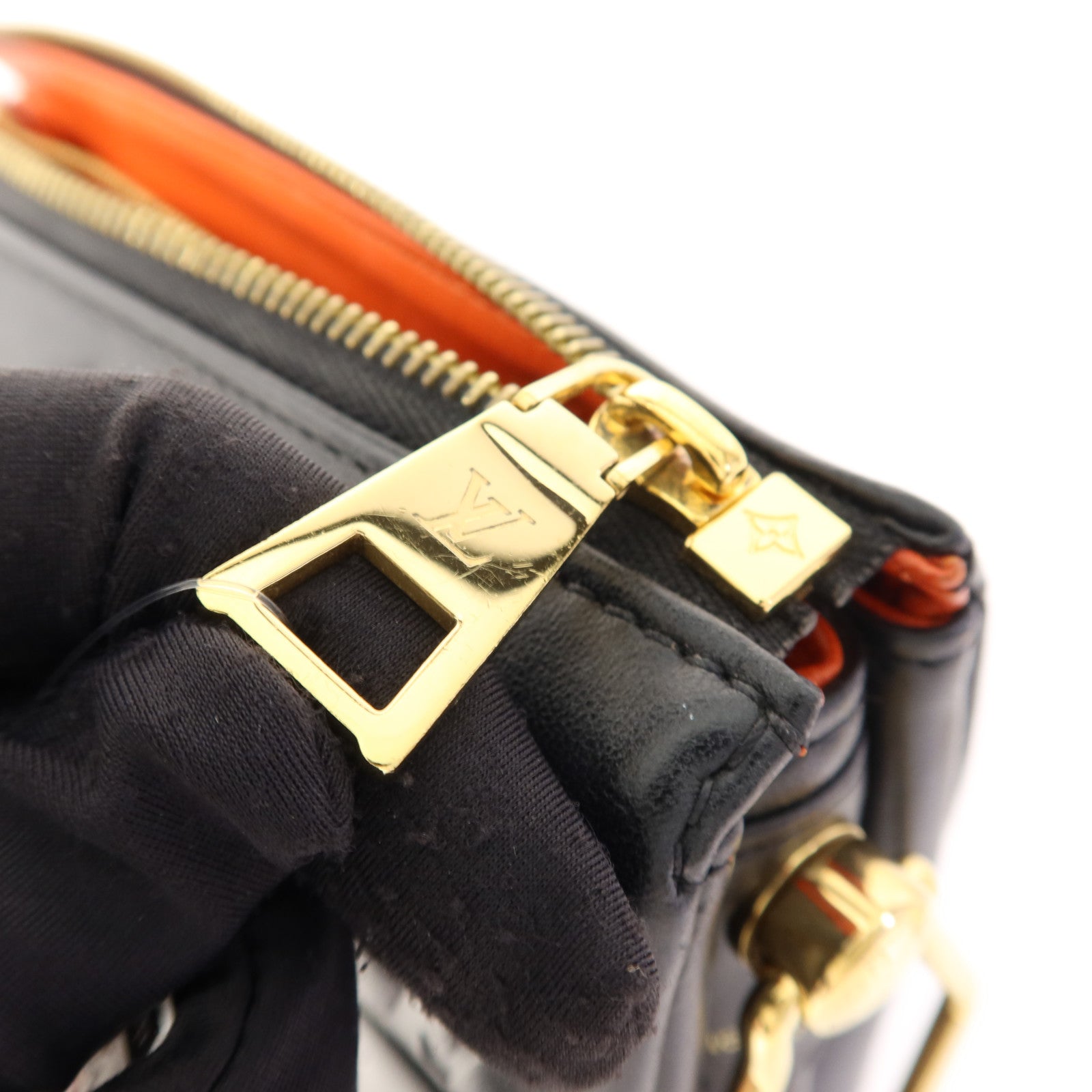 LOUIS VUITTON Monogram Embossed Coussin BB金扣鏈帶手挽肩背兩用袋