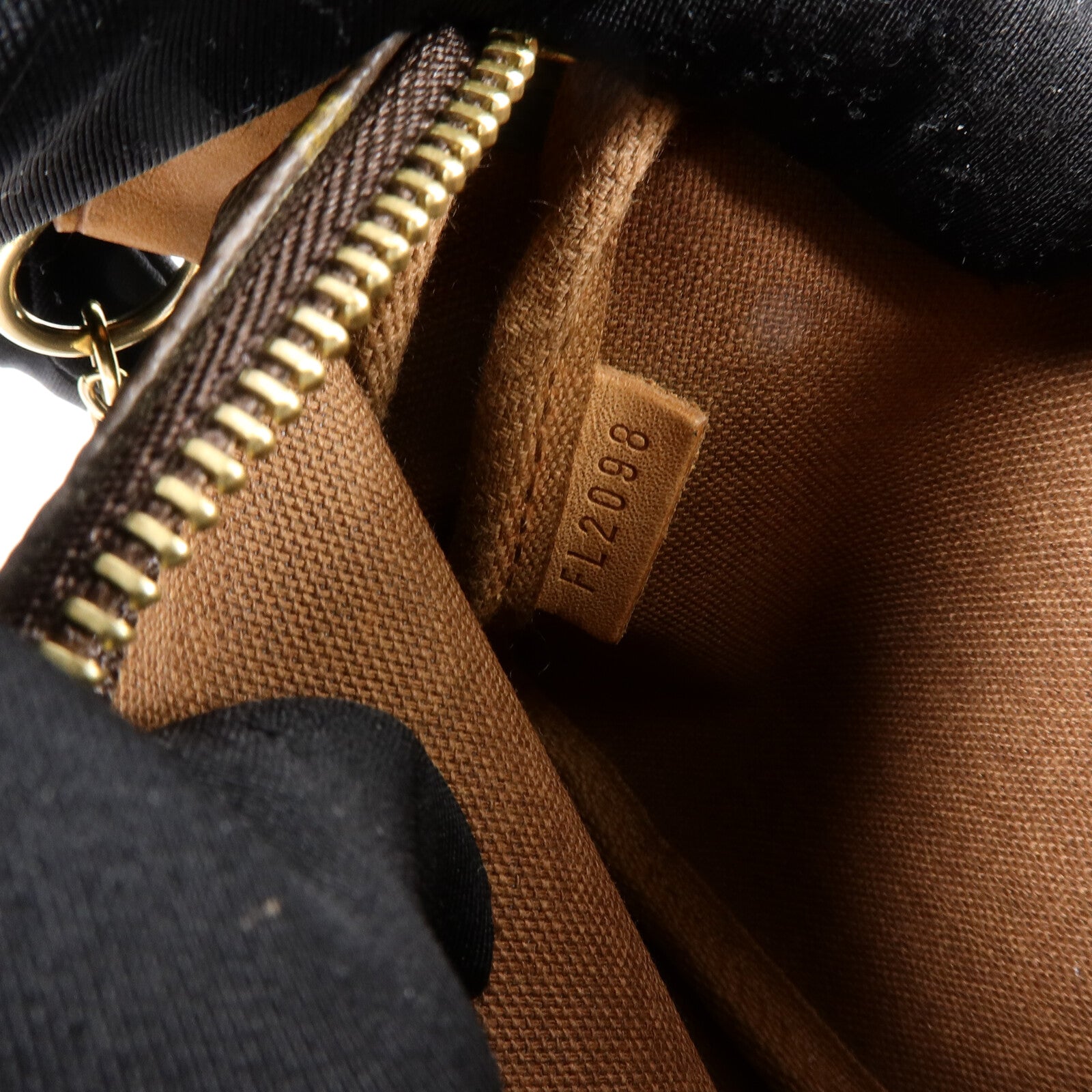 LOUIS VUITTON Monogram Mini Pochette Accessoires金扣手挽袋