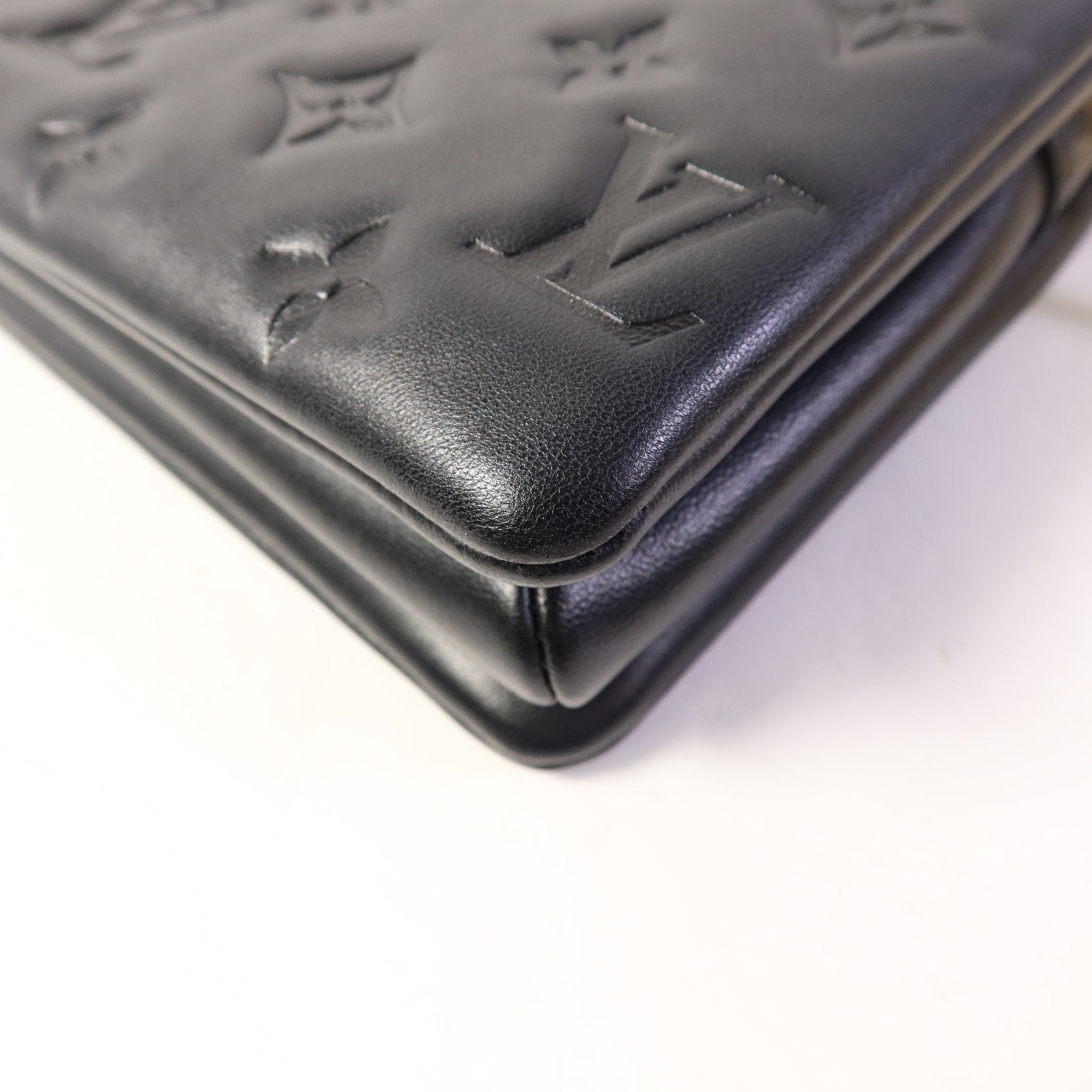 LOUIS VUITTON Monogram Embossed Coussin BB金扣鏈帶手挽肩背兩用袋