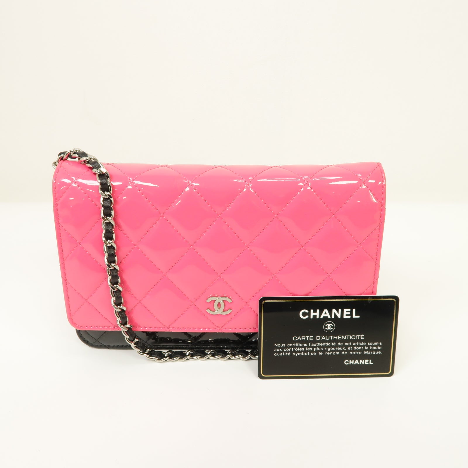 CHANEL 菱格漆皮皮革WOC銀扣肩背袋粉紅色/黑色