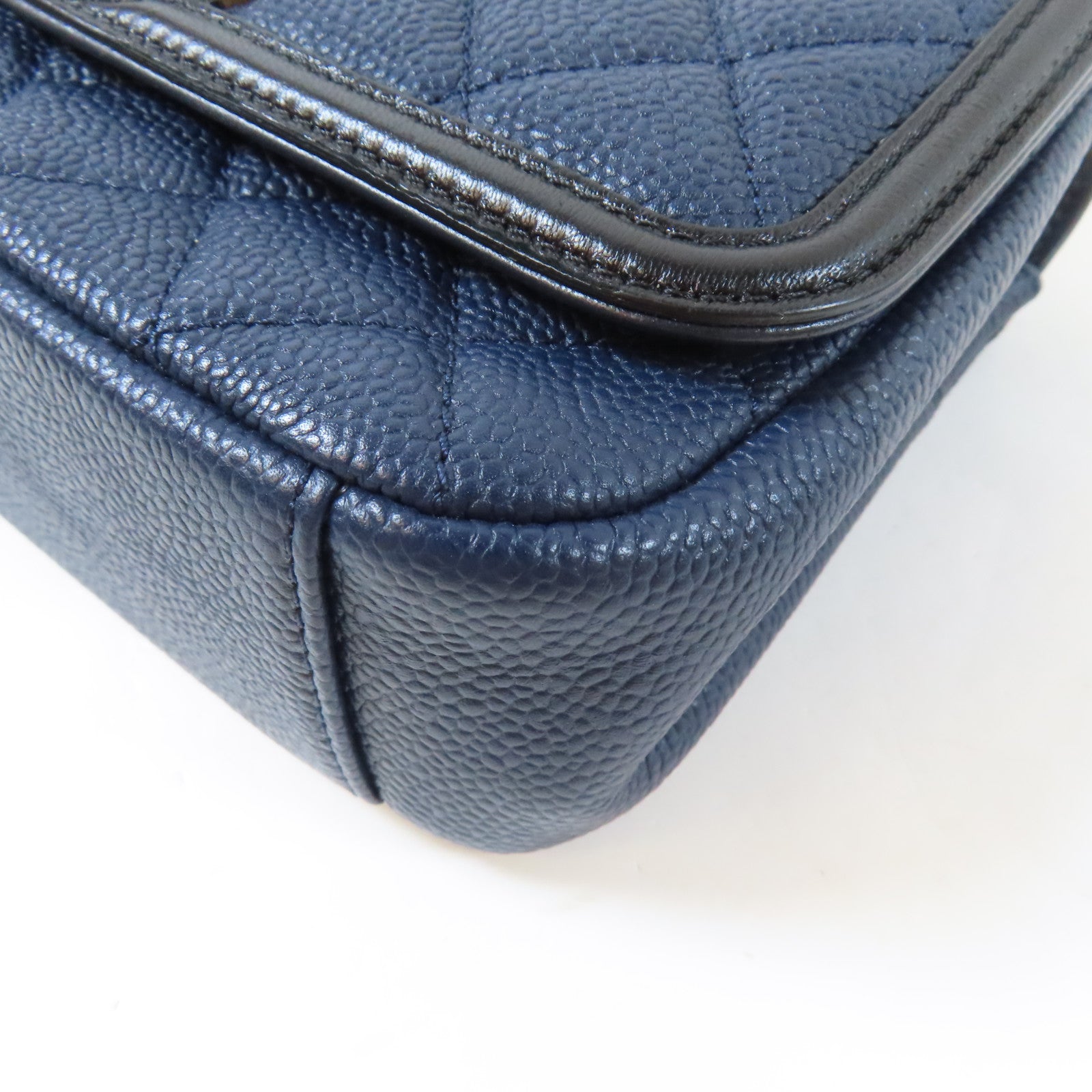 CHANEL 菱格Caviar皮革 Medium CC Filigree Flap金扣鏈帶肩背袋深藍色